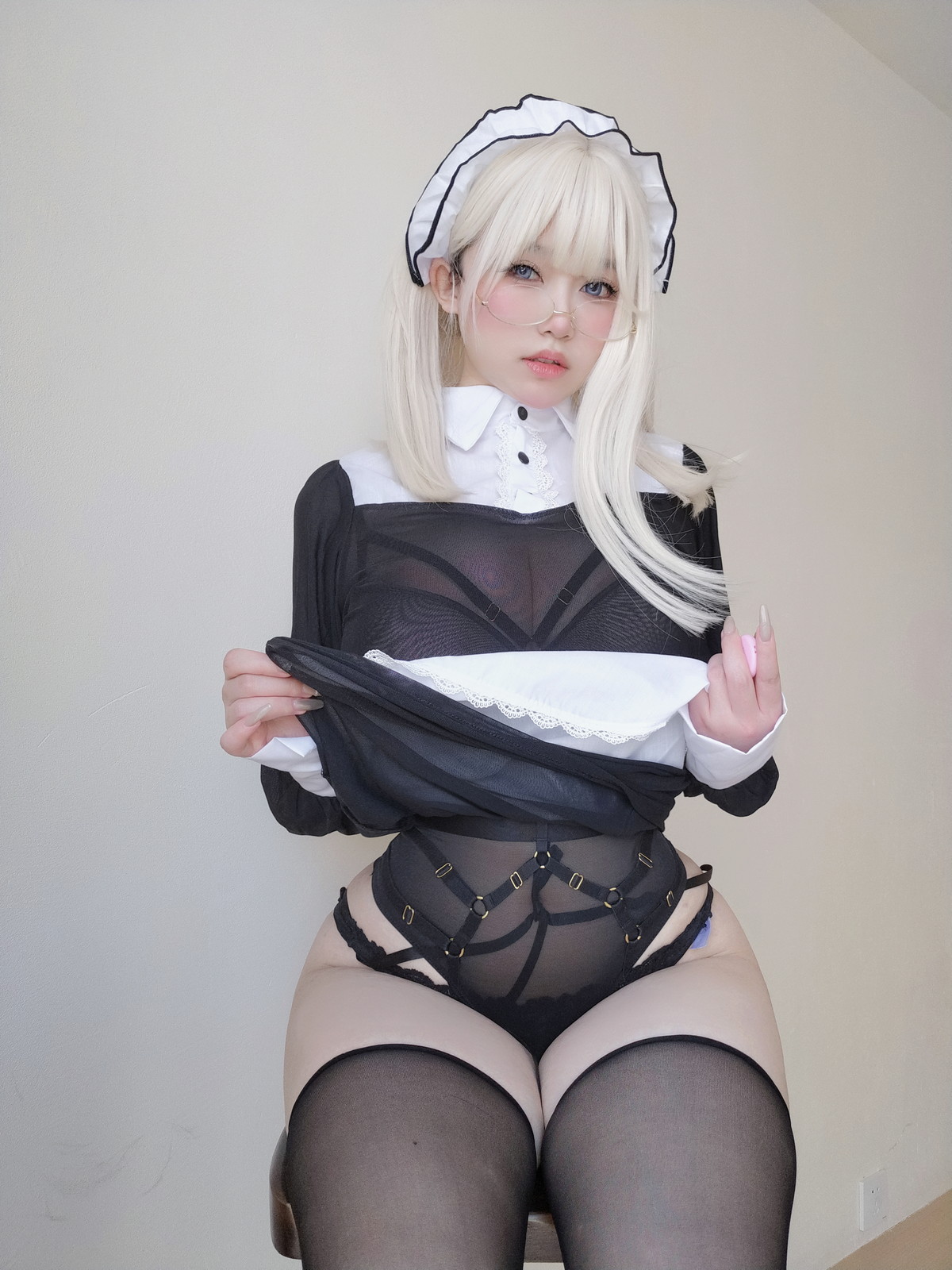 Xgyw.Net_Coser妹子女主K主人的女仆主题脱黑色薄透女仆装露豪乳翘臀完美诱惑写真69P