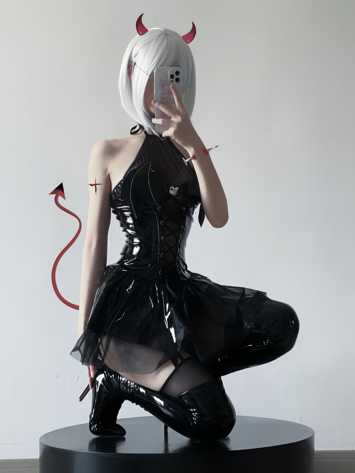 Xgyw.Net_Cos小姐姐幼爱youmeko吊带袜恶魔主题不露脸自拍黑色皮质服饰迷人诱惑写真47P