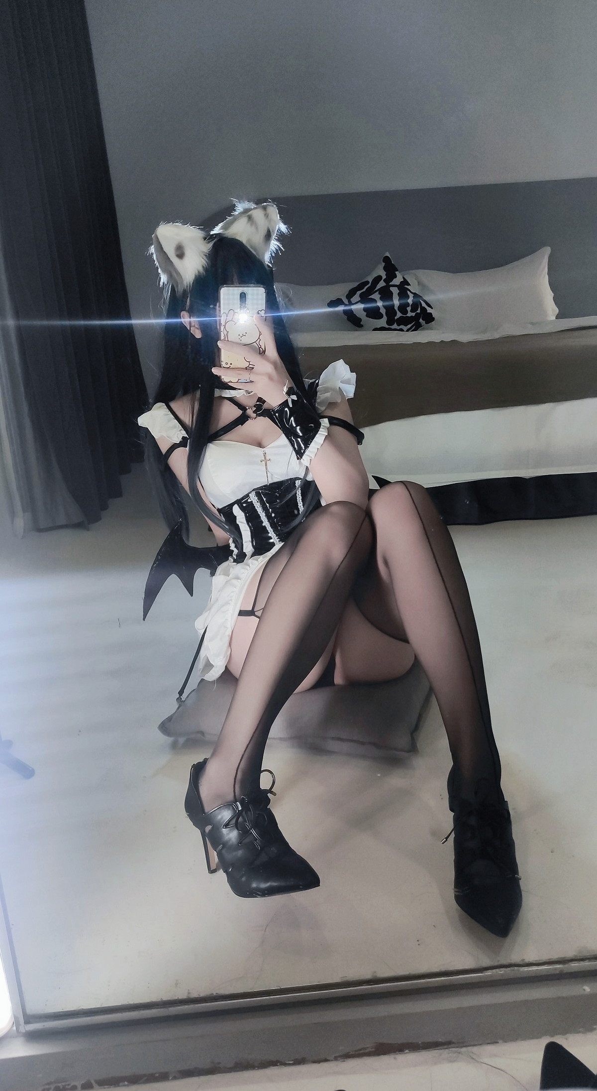 Xgyw.Net_Coser美女洛桑w伊梓猫耳小恶魔主题性感黑白女仆装配黑丝吊袜迷人诱惑写真42P