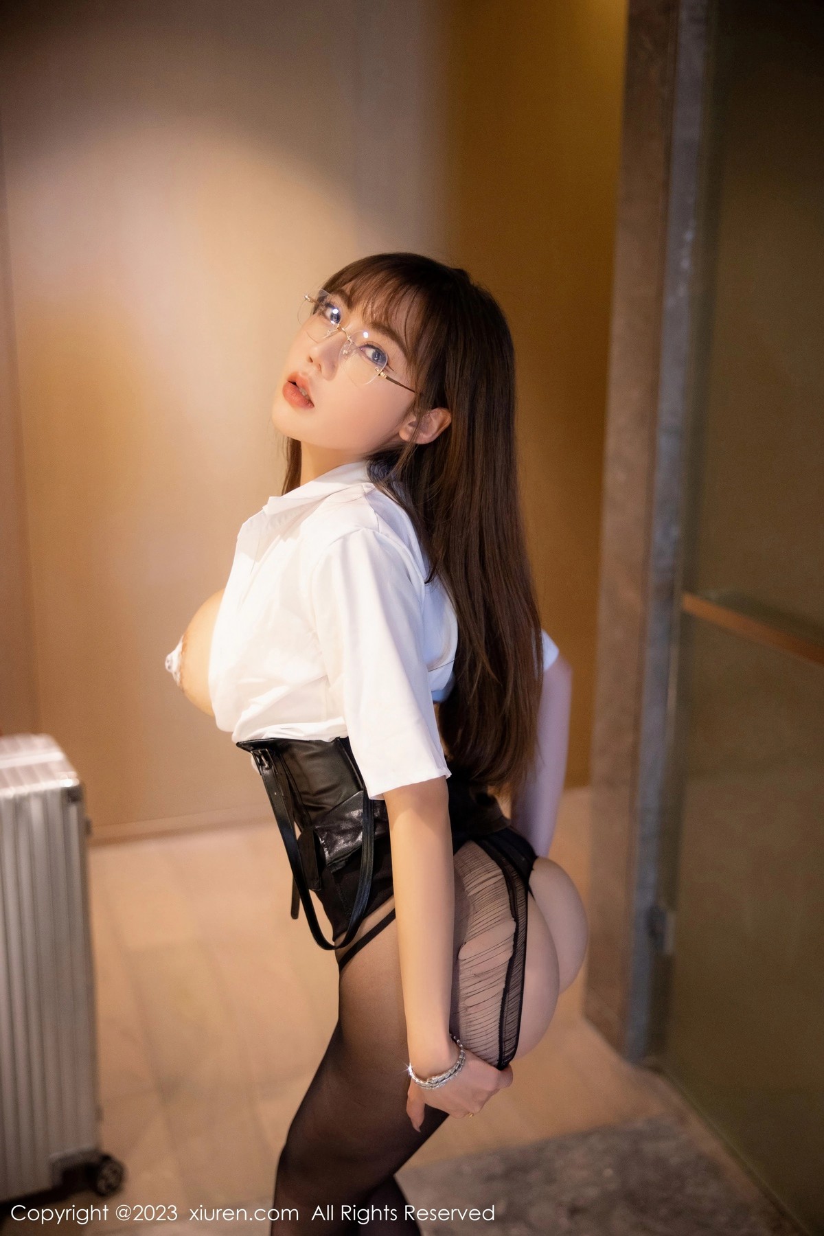 Xgyw.Net_XiuRen第6334期_模特萌汉药baby性感白T配黑短裙露破烂黑丝秀翘臀美腿诱惑写真80P