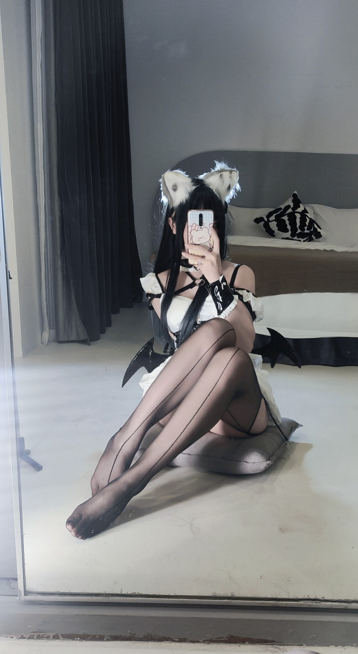 Xgyw.Net_Coser美女洛桑w伊梓猫耳小恶魔主题性感黑白女仆装配黑丝吊袜迷人诱惑写真42P