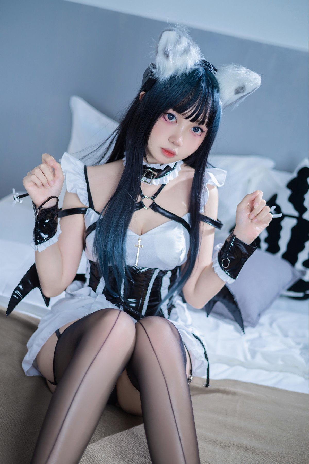 Xgyw.Net_Coser美女洛桑w伊梓猫耳小恶魔主题性感黑白女仆装配黑丝吊袜迷人诱惑写真42P