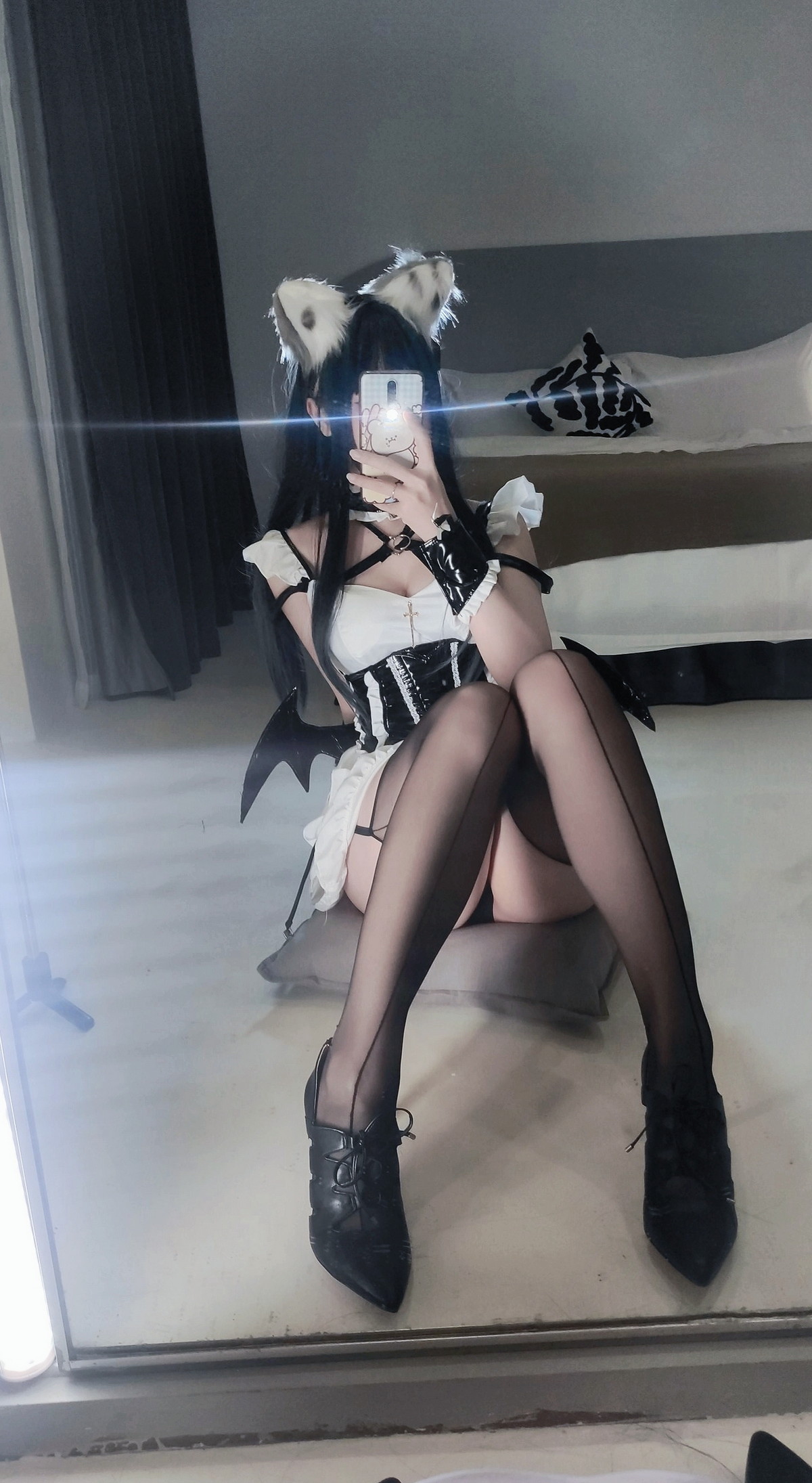 Xgyw.Net_Coser美女洛桑w伊梓猫耳小恶魔主题性感黑白女仆装配黑丝吊袜迷人诱惑写真42P
