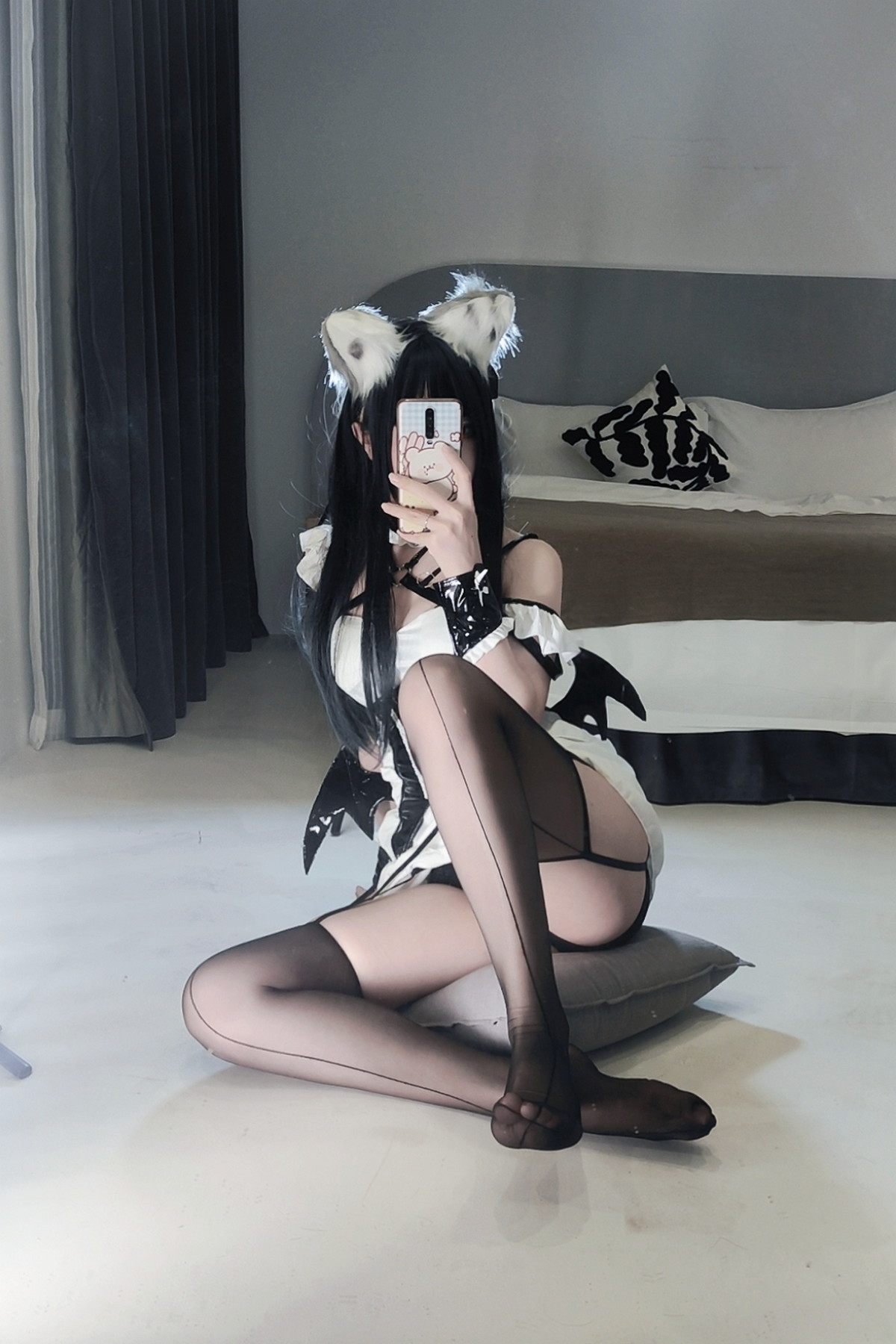 Xgyw.Net_Coser美女洛桑w伊梓猫耳小恶魔主题性感黑白女仆装配黑丝吊袜迷人诱惑写真42P