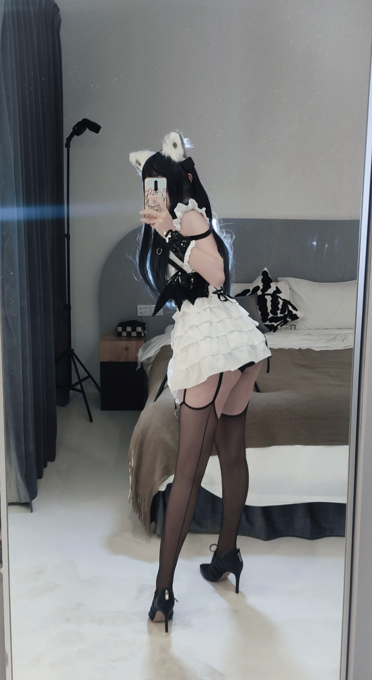 Xgyw.Net_Coser美女洛桑w伊梓猫耳小恶魔主题性感黑白女仆装配黑丝吊袜迷人诱惑写真42P