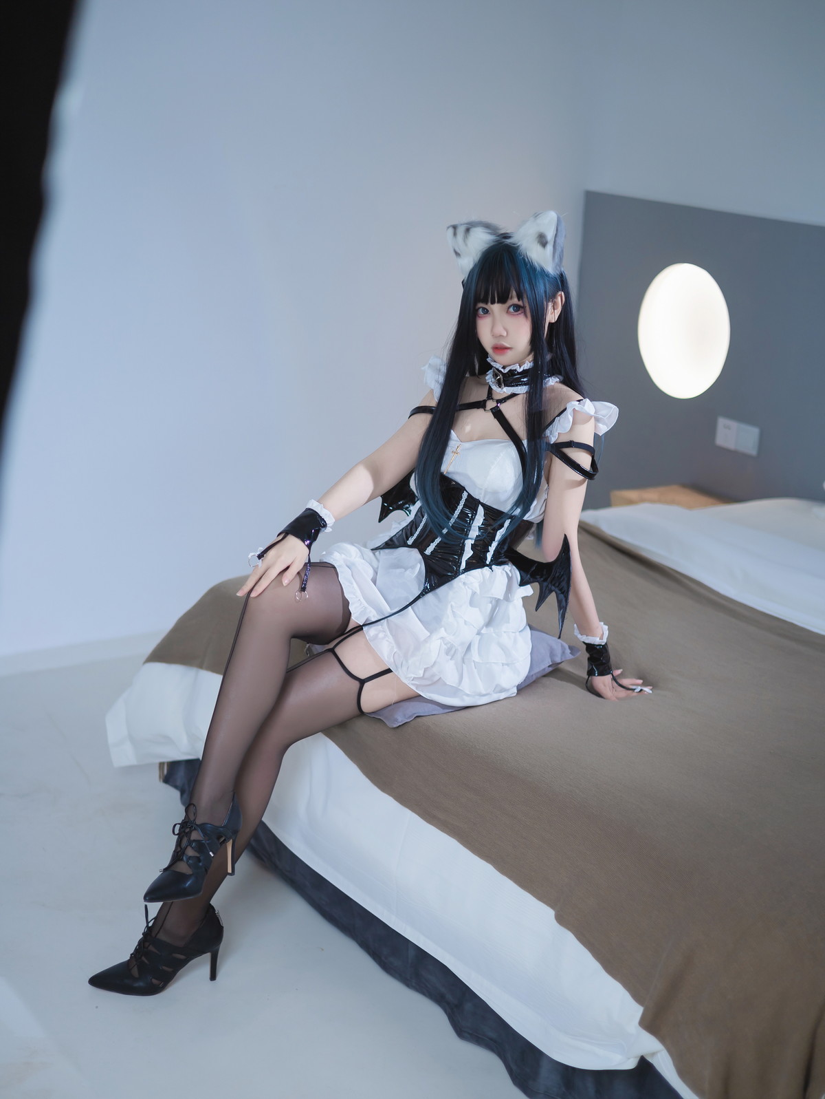 Xgyw.Net_Coser美女洛桑w伊梓猫耳小恶魔主题性感黑白女仆装配黑丝吊袜迷人诱惑写真42P