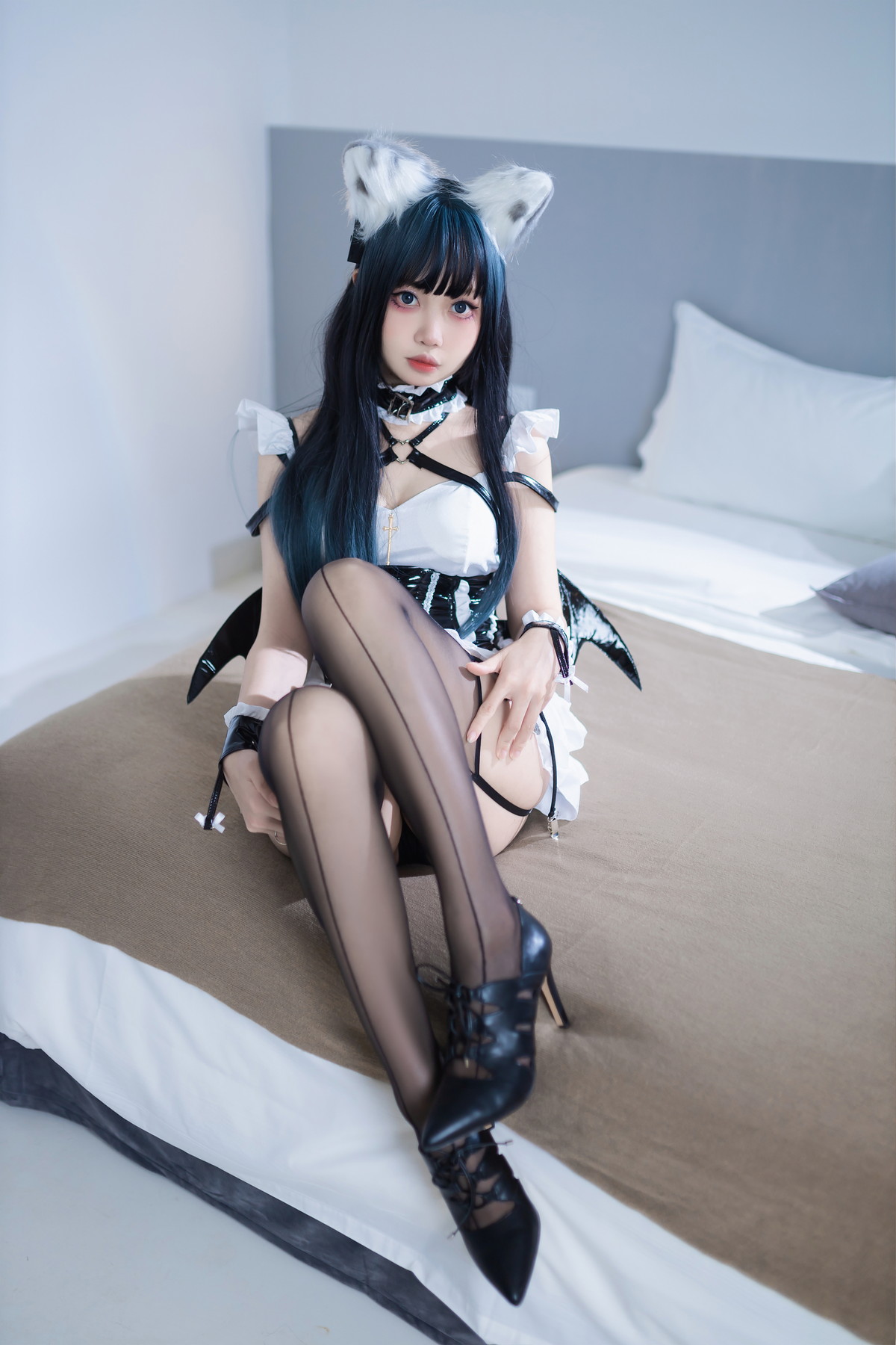 Xgyw.Net_Coser美女洛桑w伊梓猫耳小恶魔主题性感黑白女仆装配黑丝吊袜迷人诱惑写真42P