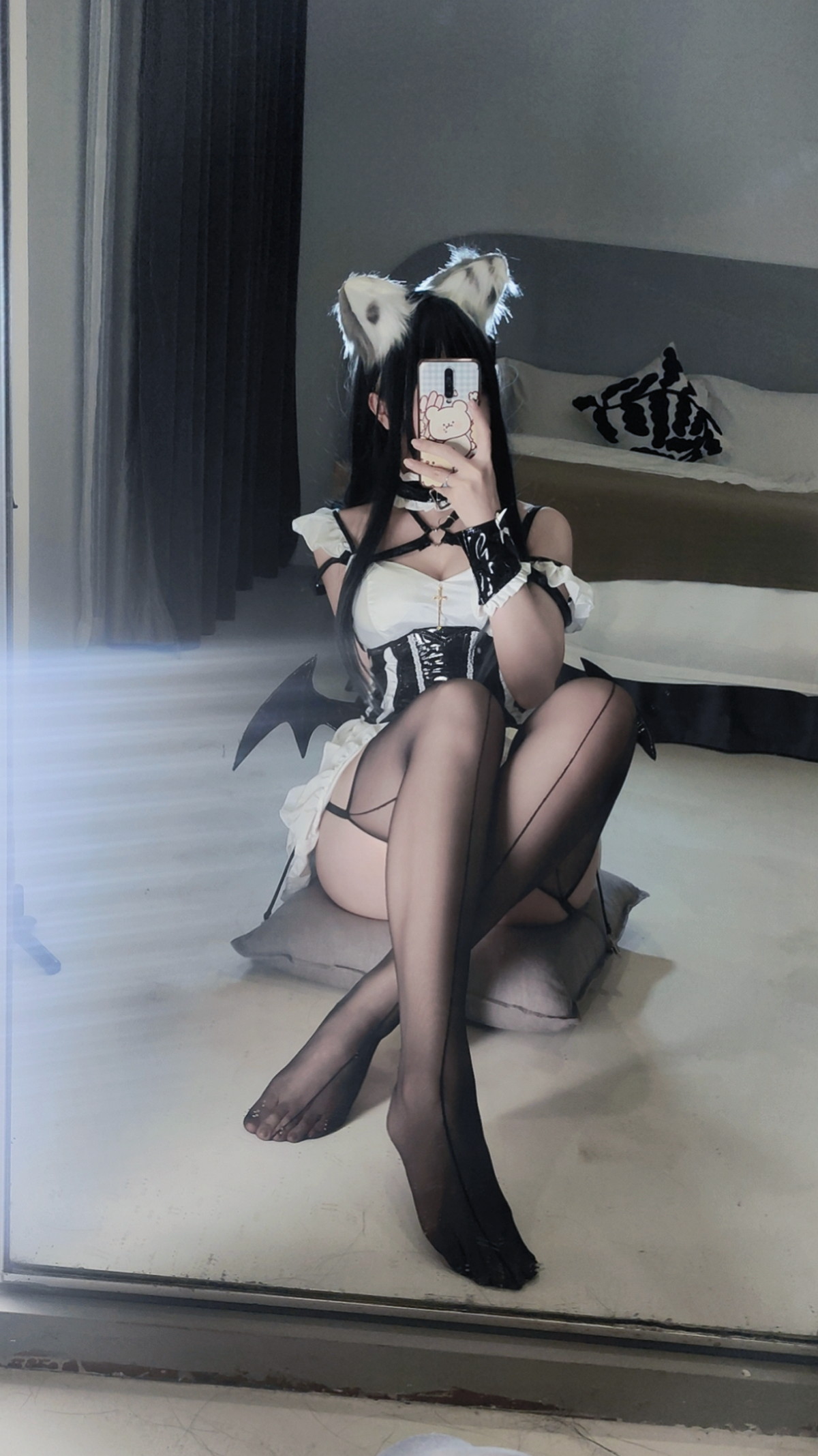 Xgyw.Net_Coser美女洛桑w伊梓猫耳小恶魔主题性感黑白女仆装配黑丝吊袜迷人诱惑写真42P