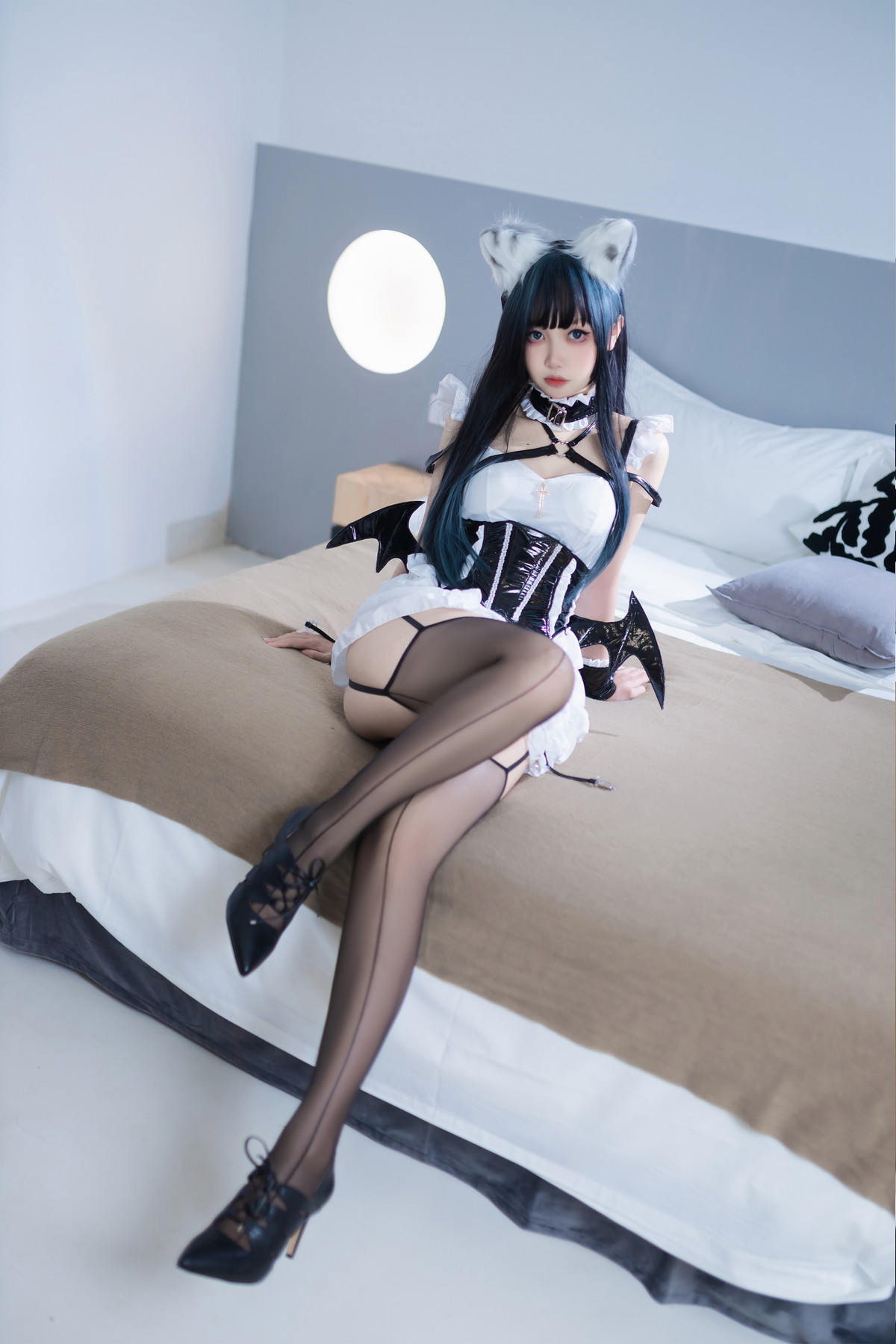 Xgyw.Net_Coser美女洛桑w伊梓猫耳小恶魔主题性感黑白女仆装配黑丝吊袜迷人诱惑写真42P