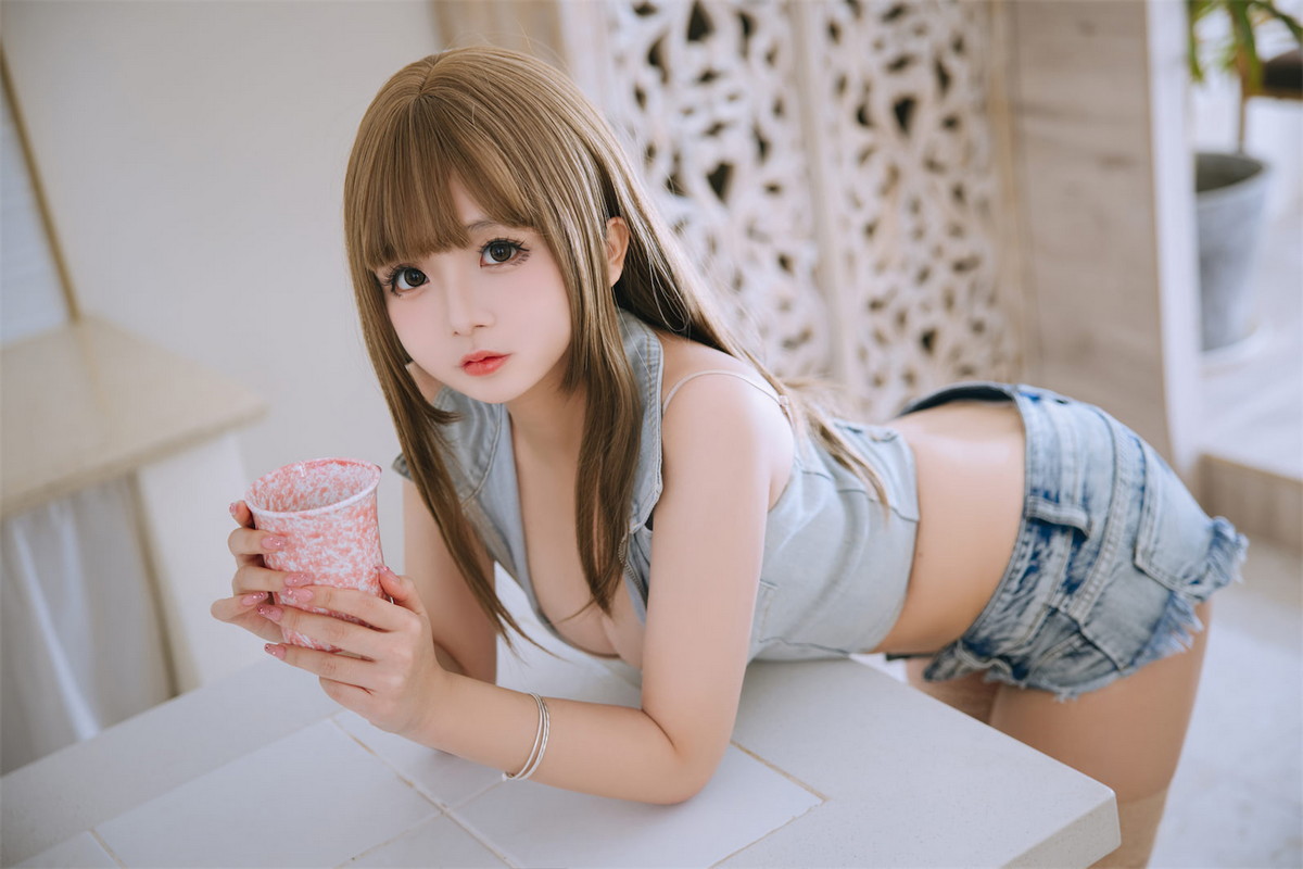 Xgyw.Net_Cosplay美女日奈娇牛仔姐姐主题脱牛仔短裤露白色蕾丝内裤秀翘臀诱惑写真66P