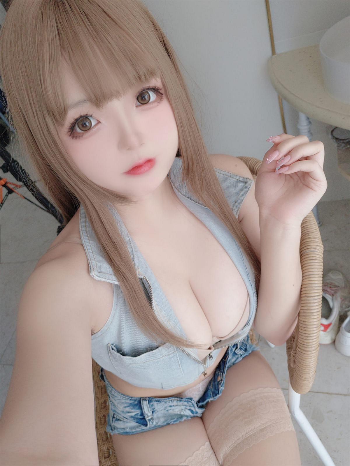 Xgyw.Net_Cosplay美女日奈娇牛仔姐姐主题脱牛仔短裤露白色蕾丝内裤秀翘臀诱惑写真66P