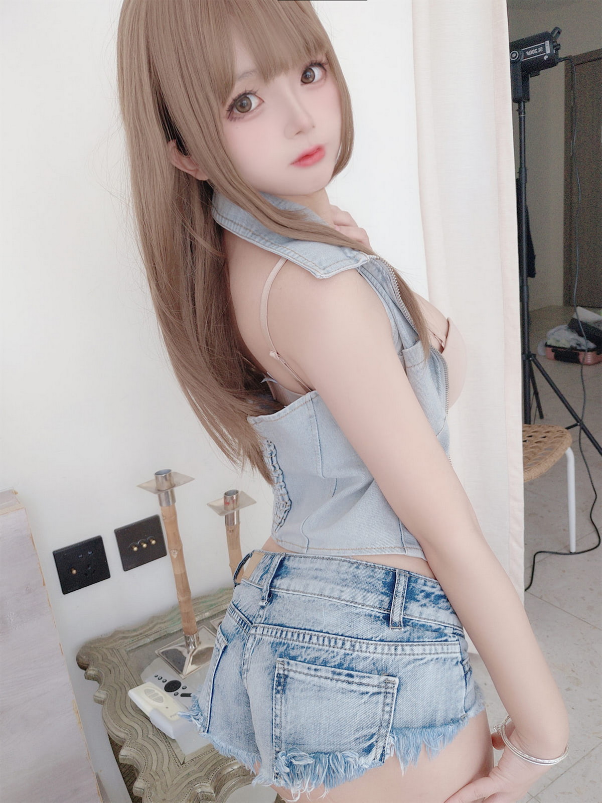 Xgyw.Net_Cosplay美女日奈娇牛仔姐姐主题脱牛仔短裤露白色蕾丝内裤秀翘臀诱惑写真66P