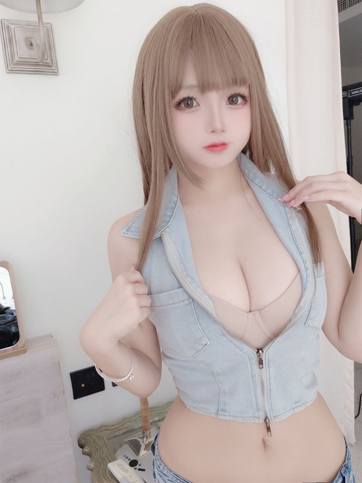Xgyw.Net_Cosplay美女日奈娇牛仔姐姐主题脱牛仔短裤露白色蕾丝内裤秀翘臀诱惑写真66P