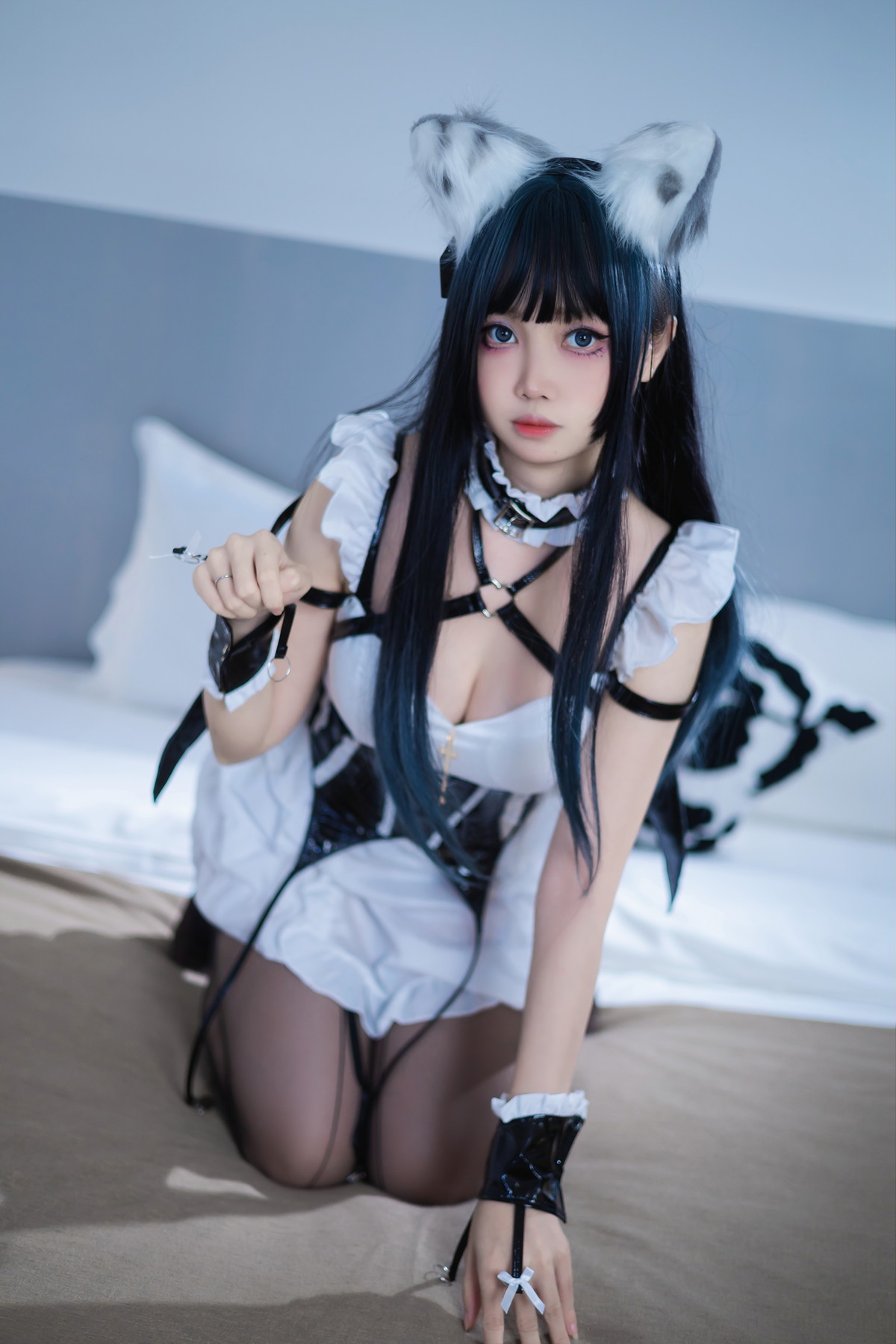 Xgyw.Net_Coser美女洛桑w伊梓猫耳小恶魔主题性感黑白女仆装配黑丝吊袜迷人诱惑写真42P