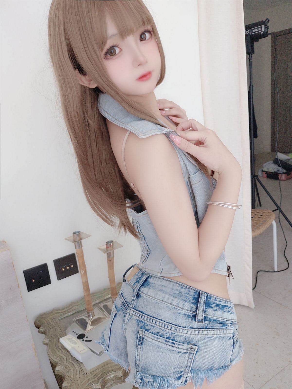 Xgyw.Net_Cosplay美女日奈娇牛仔姐姐主题脱牛仔短裤露白色蕾丝内裤秀翘臀诱惑写真66P