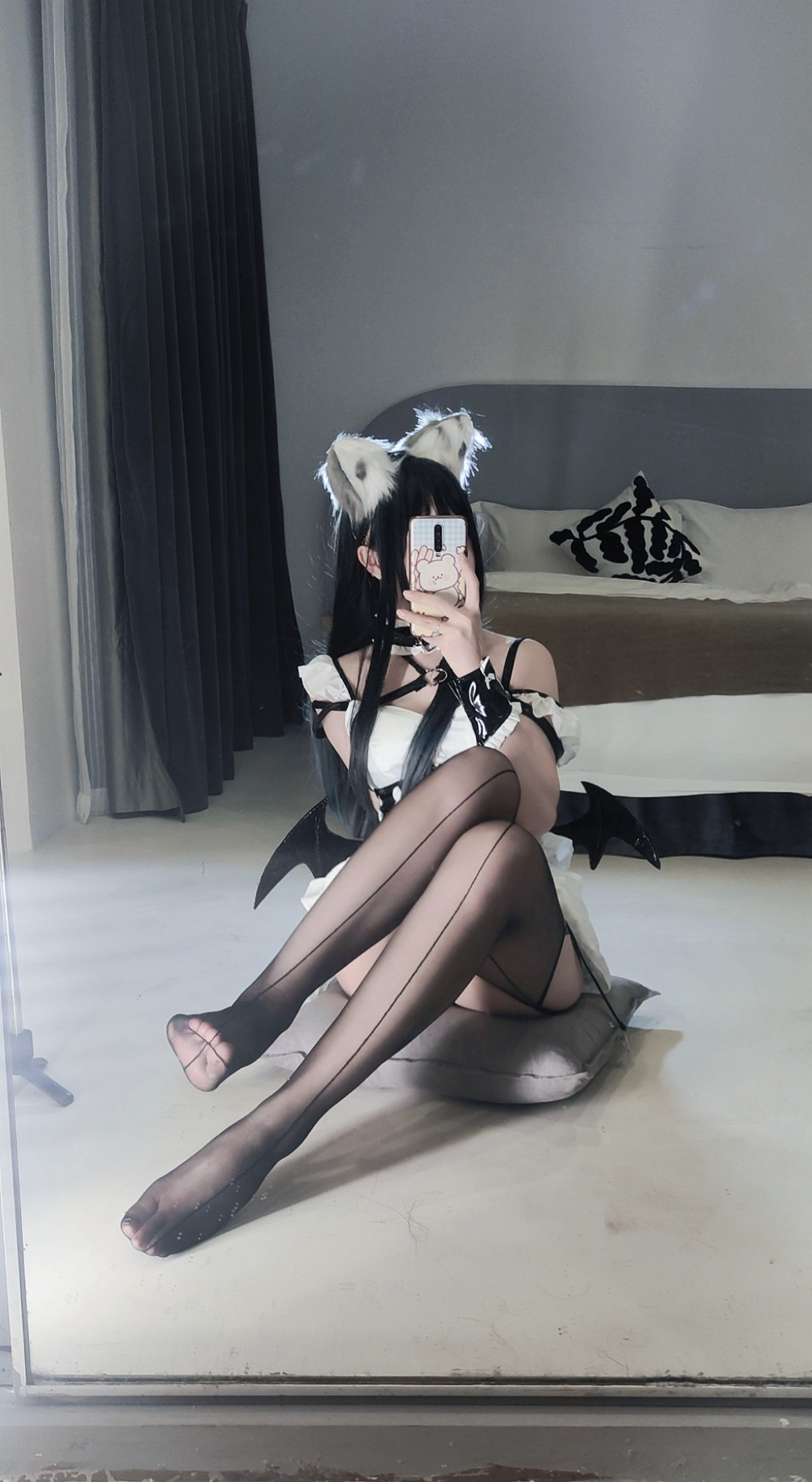Xgyw.Net_Coser美女洛桑w伊梓猫耳小恶魔主题性感黑白女仆装配黑丝吊袜迷人诱惑写真42P