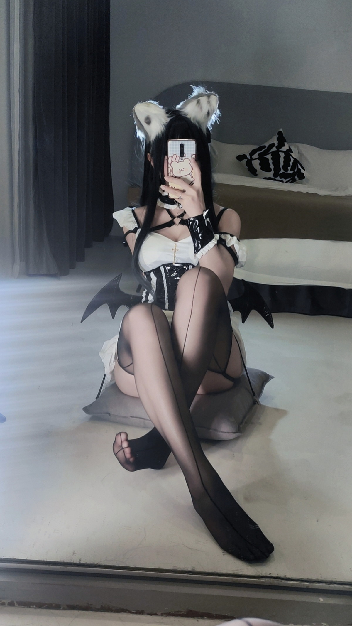 Xgyw.Net_Coser美女洛桑w伊梓猫耳小恶魔主题性感黑白女仆装配黑丝吊袜迷人诱惑写真42P