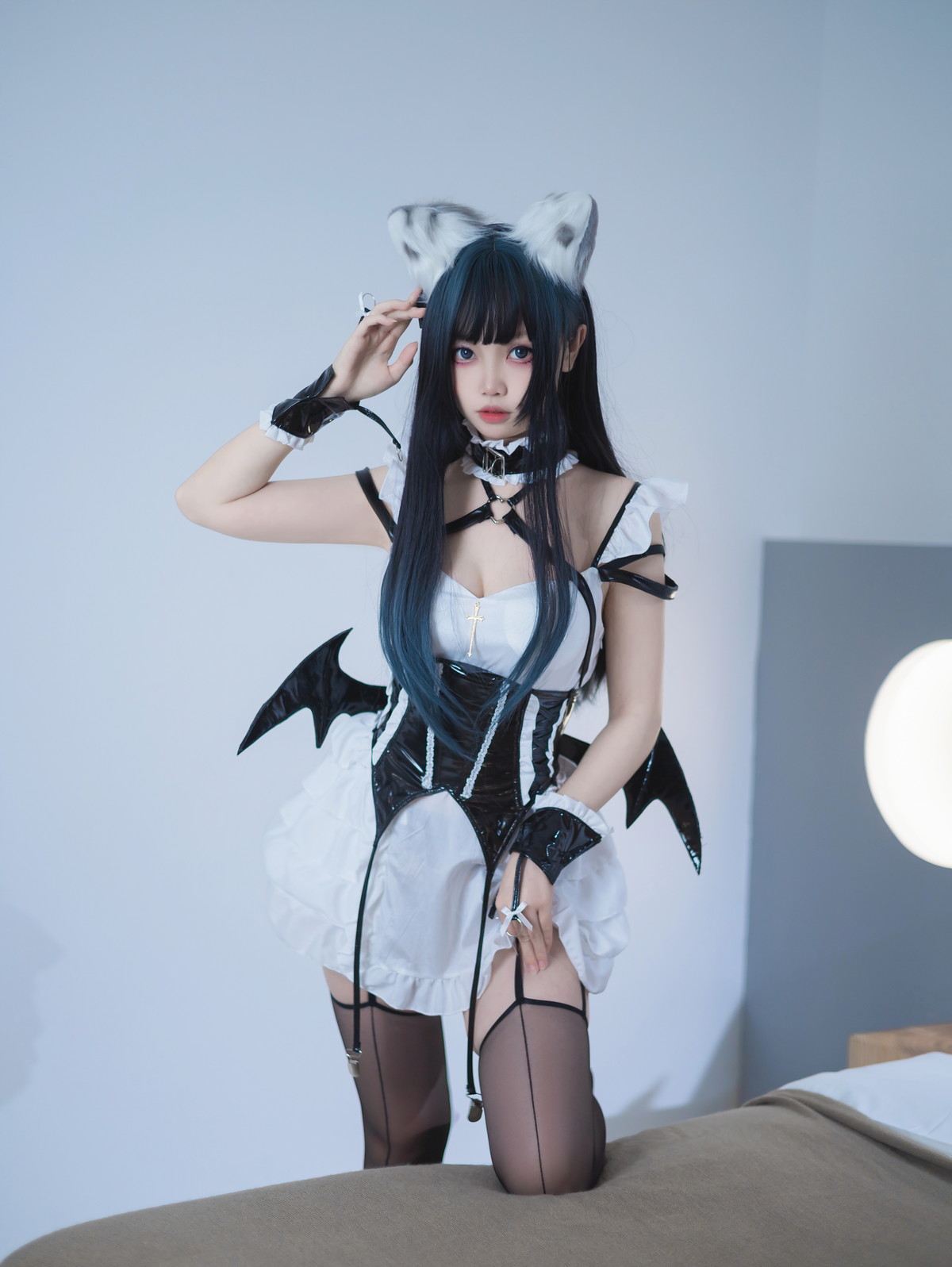 Xgyw.Net_Coser美女洛桑w伊梓猫耳小恶魔主题性感黑白女仆装配黑丝吊袜迷人诱惑写真42P