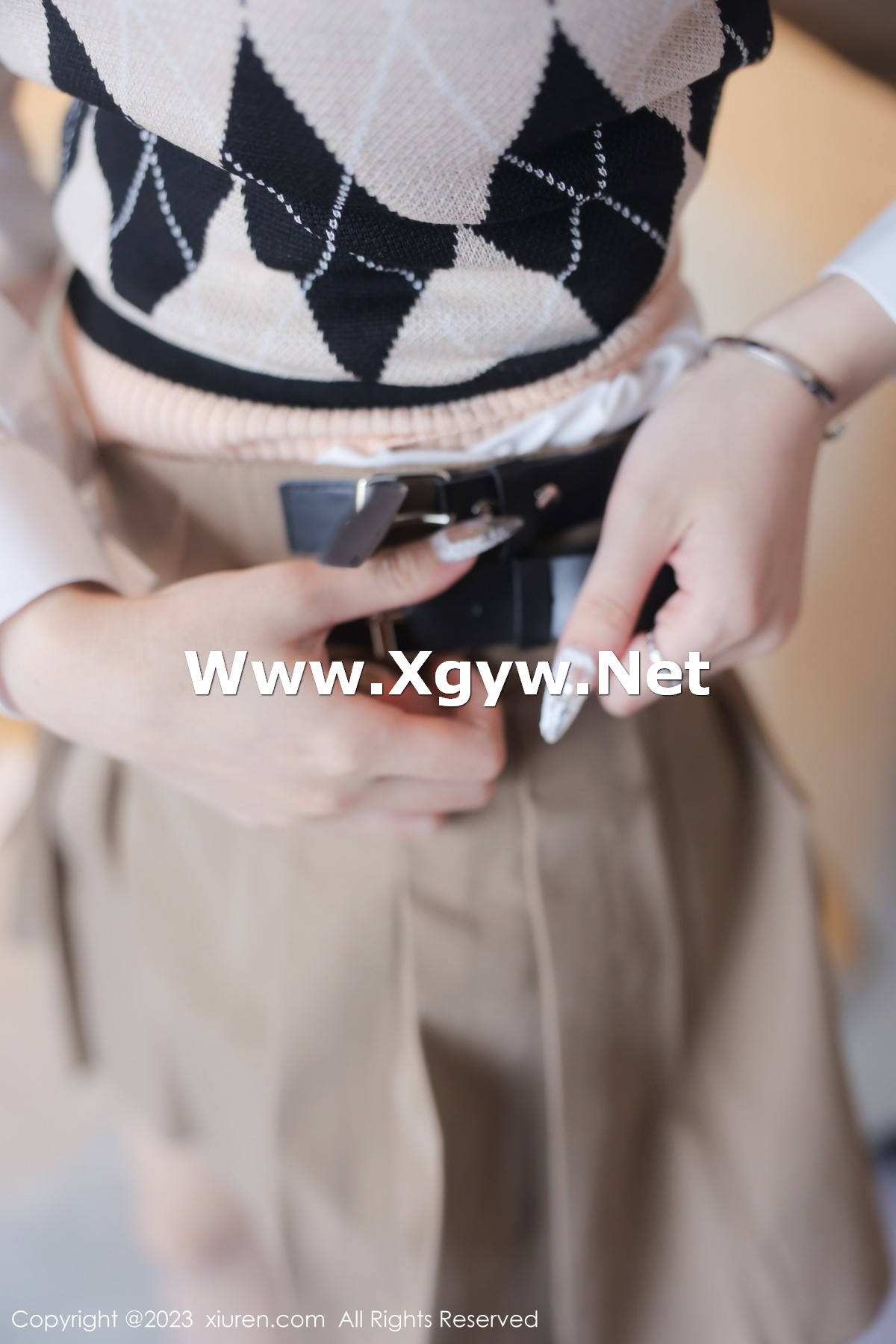Xgyw.Net_XiuRen第6329期_模特谢小蒽私房半脱露粉色蕾丝内衣配超薄无内肉丝惹火诱惑写真94P