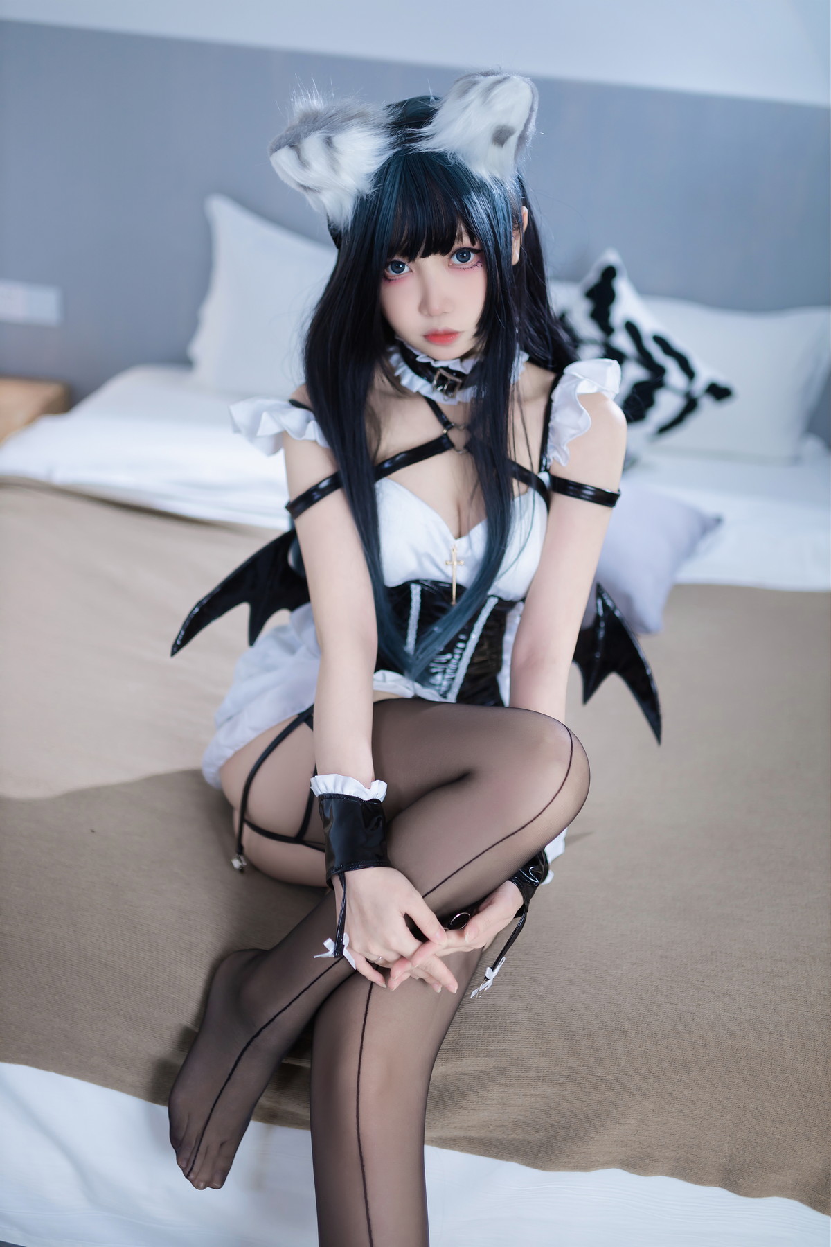 Xgyw.Net_Coser美女洛桑w伊梓猫耳小恶魔主题性感黑白女仆装配黑丝吊袜迷人诱惑写真42P