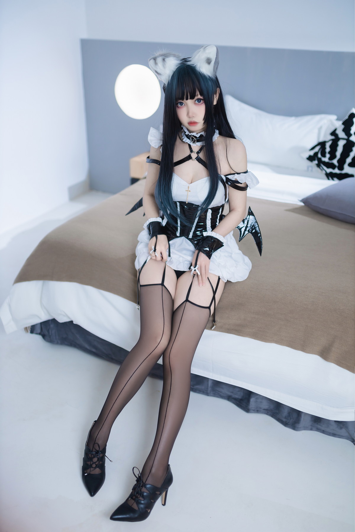 Xgyw.Net_Coser美女洛桑w伊梓猫耳小恶魔主题性感黑白女仆装配黑丝吊袜迷人诱惑写真42P