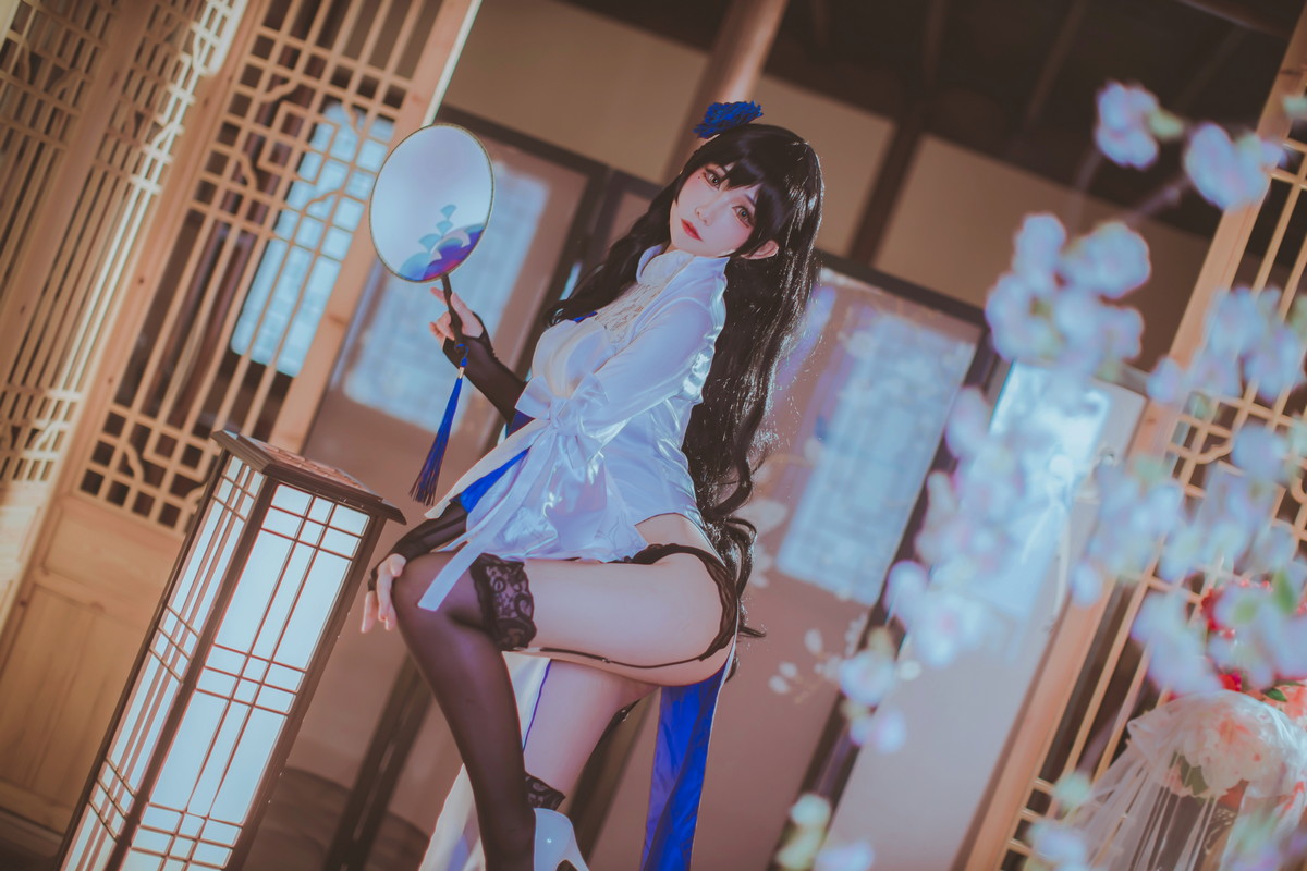 Xgyw.Net_网络美女Coser衣衣95玉玲珑主题私房性感白色旗袍服饰配黑色蕾丝吊袜诱惑写真50P