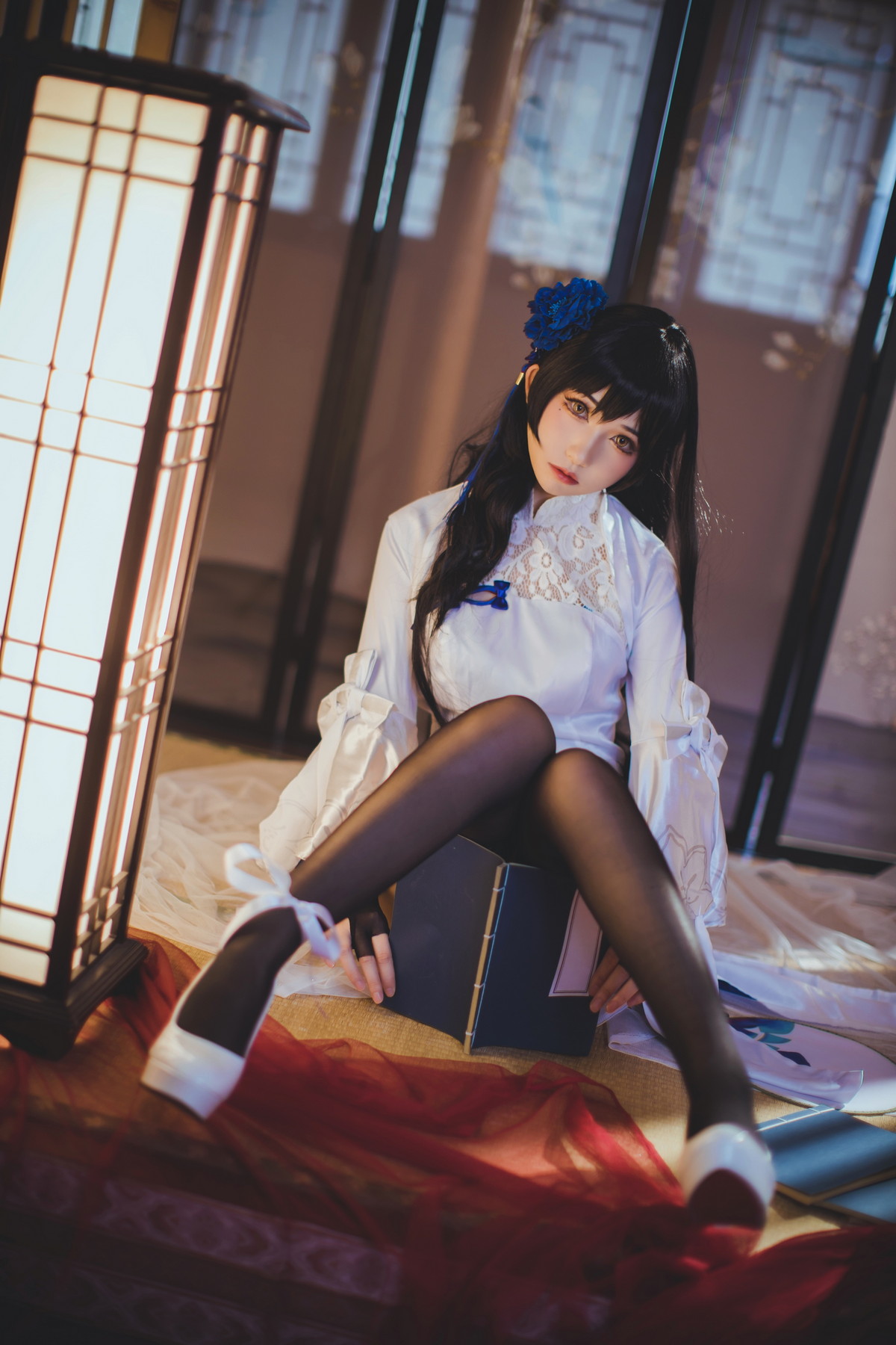 Xgyw.Net_网络美女Coser衣衣95玉玲珑主题私房性感白色旗袍服饰配黑色蕾丝吊袜诱惑写真50P