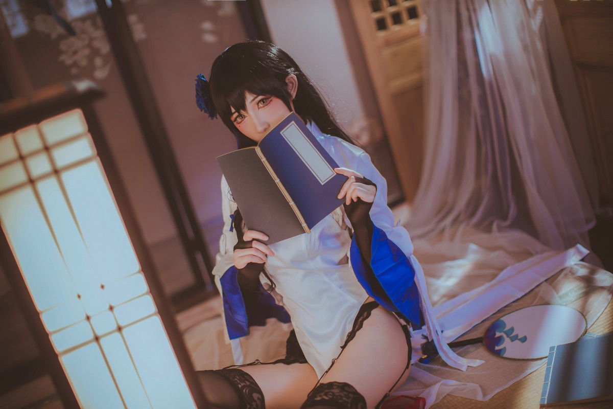 Xgyw.Net_网络美女Coser衣衣95玉玲珑主题私房性感白色旗袍服饰配黑色蕾丝吊袜诱惑写真50P