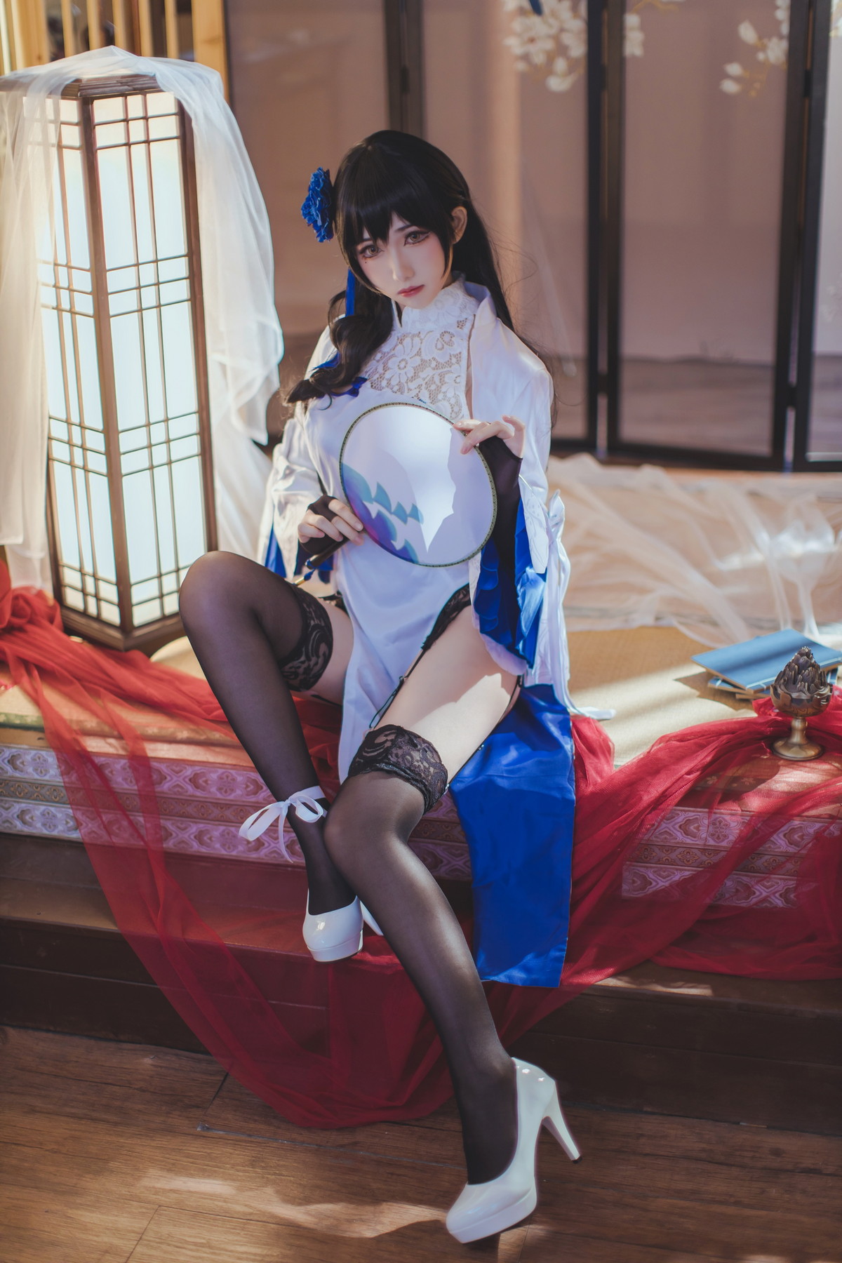 Xgyw.Net_网络美女Coser衣衣95玉玲珑主题私房性感白色旗袍服饰配黑色蕾丝吊袜诱惑写真50P