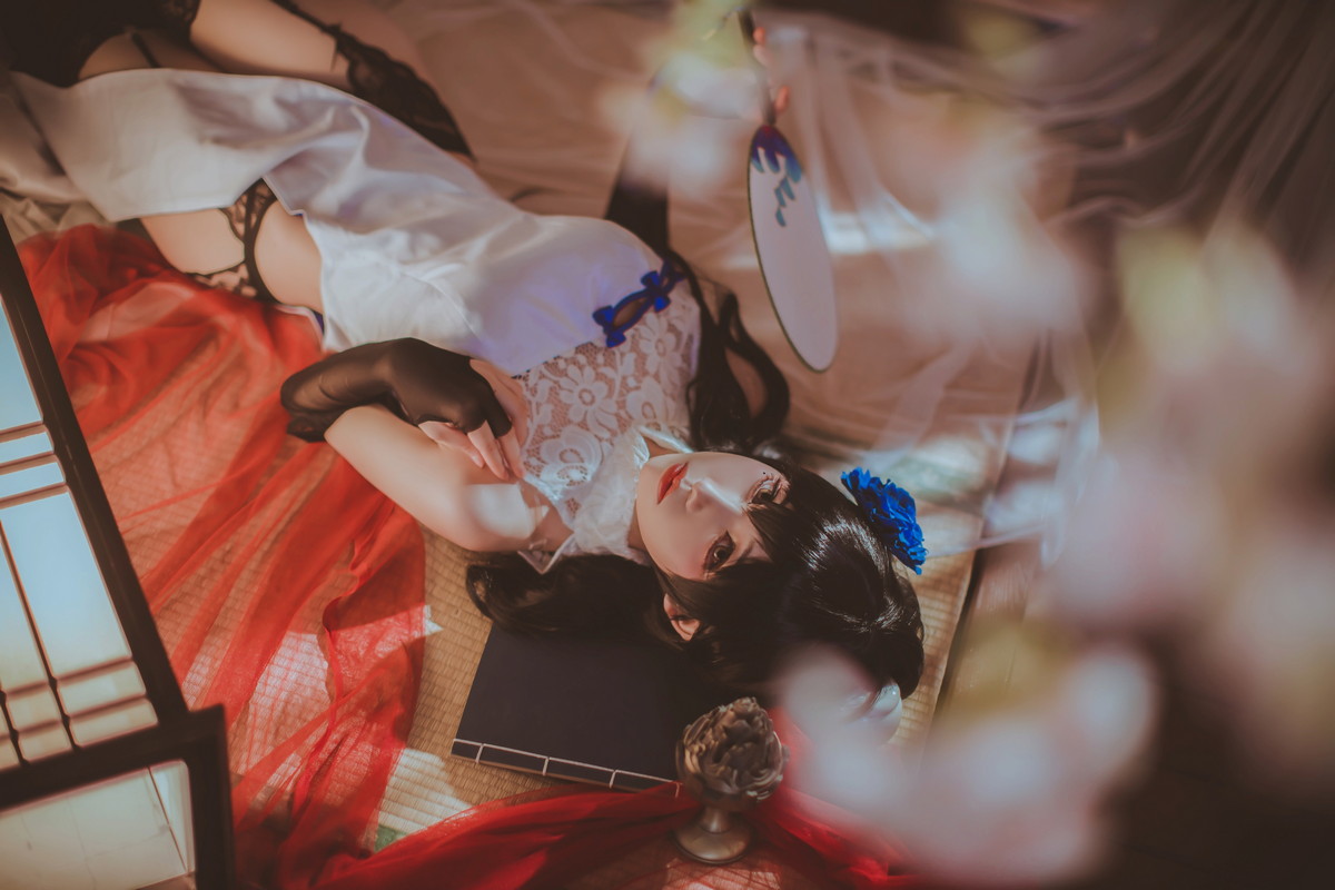 Xgyw.Net_网络美女Coser衣衣95玉玲珑主题私房性感白色旗袍服饰配黑色蕾丝吊袜诱惑写真50P