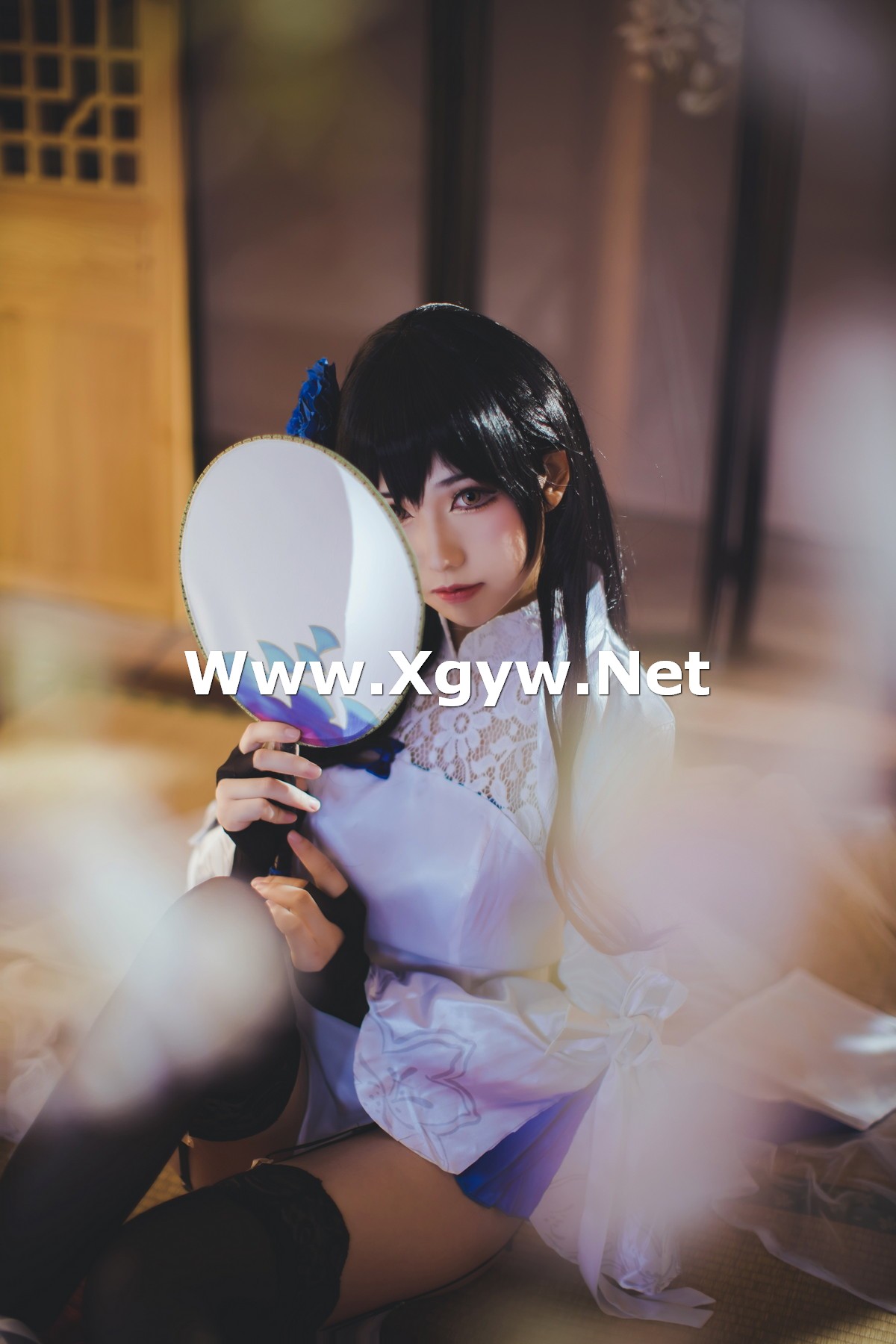 Xgyw.Net_网络美女Coser衣衣95玉玲珑主题私房性感白色旗袍服饰配黑色蕾丝吊袜诱惑写真50P