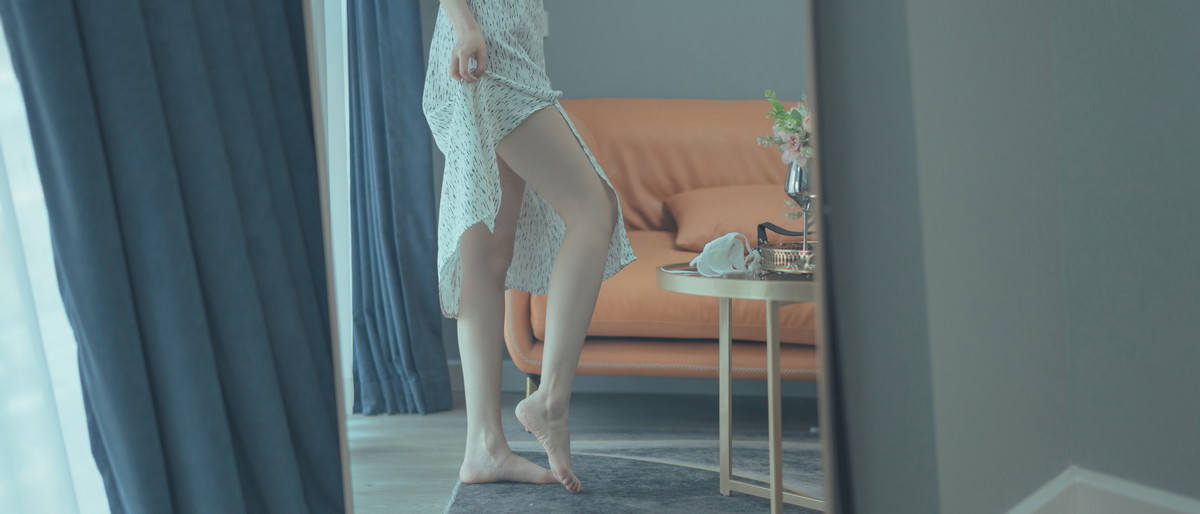 Xgyw.Net_网络美女杏仁曲奇反差表姐主题沙发上脱牛仔短裤露性感白色三点式内衣诱惑写真102P