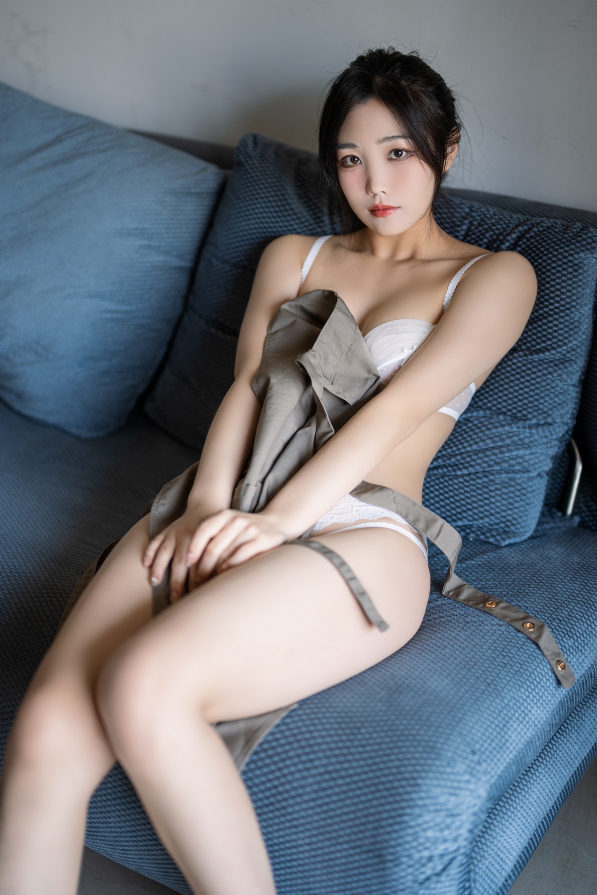 Xgyw.Net_网络美女汪知子围裙主题私房沙发半脱露性感白色蕾丝内衣秀完美身材诱惑写真40P