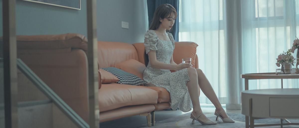 Xgyw.Net_网络美女杏仁曲奇反差表姐主题沙发上脱牛仔短裤露性感白色三点式内衣诱惑写真102P
