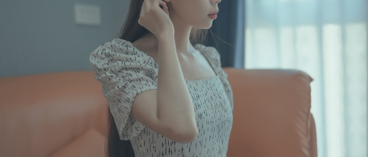 Xgyw.Net_网络美女杏仁曲奇反差表姐主题沙发上脱牛仔短裤露性感白色三点式内衣诱惑写真102P