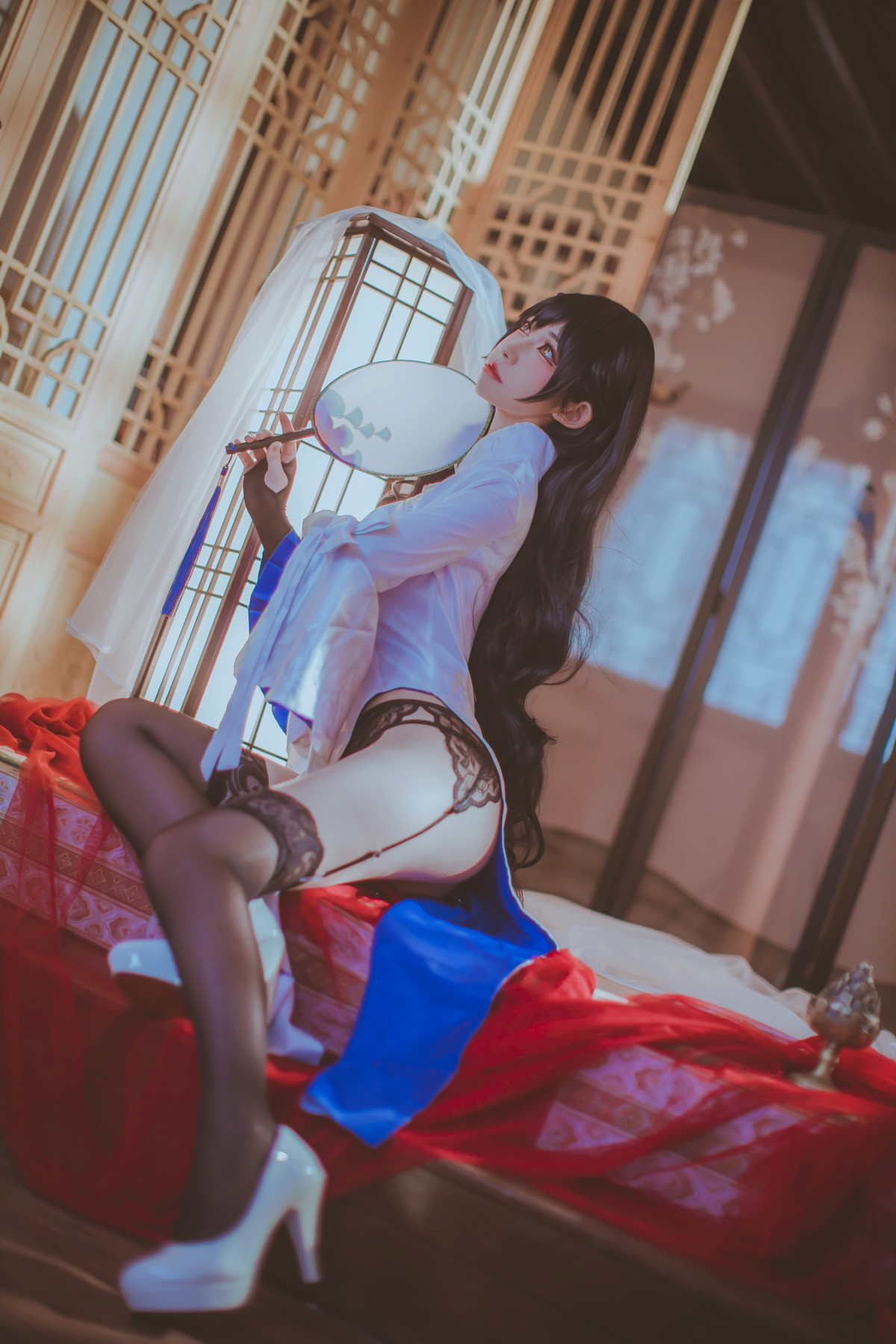 Xgyw.Net_网络美女Coser衣衣95玉玲珑主题私房性感白色旗袍服饰配黑色蕾丝吊袜诱惑写真50P