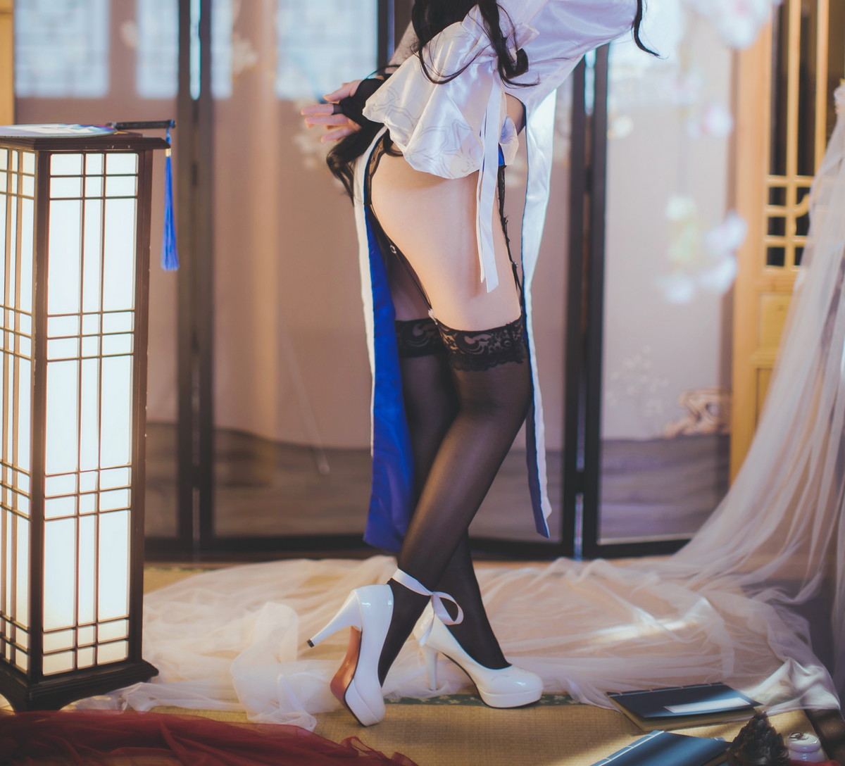 Xgyw.Net_网络美女Coser衣衣95玉玲珑主题私房性感白色旗袍服饰配黑色蕾丝吊袜诱惑写真50P
