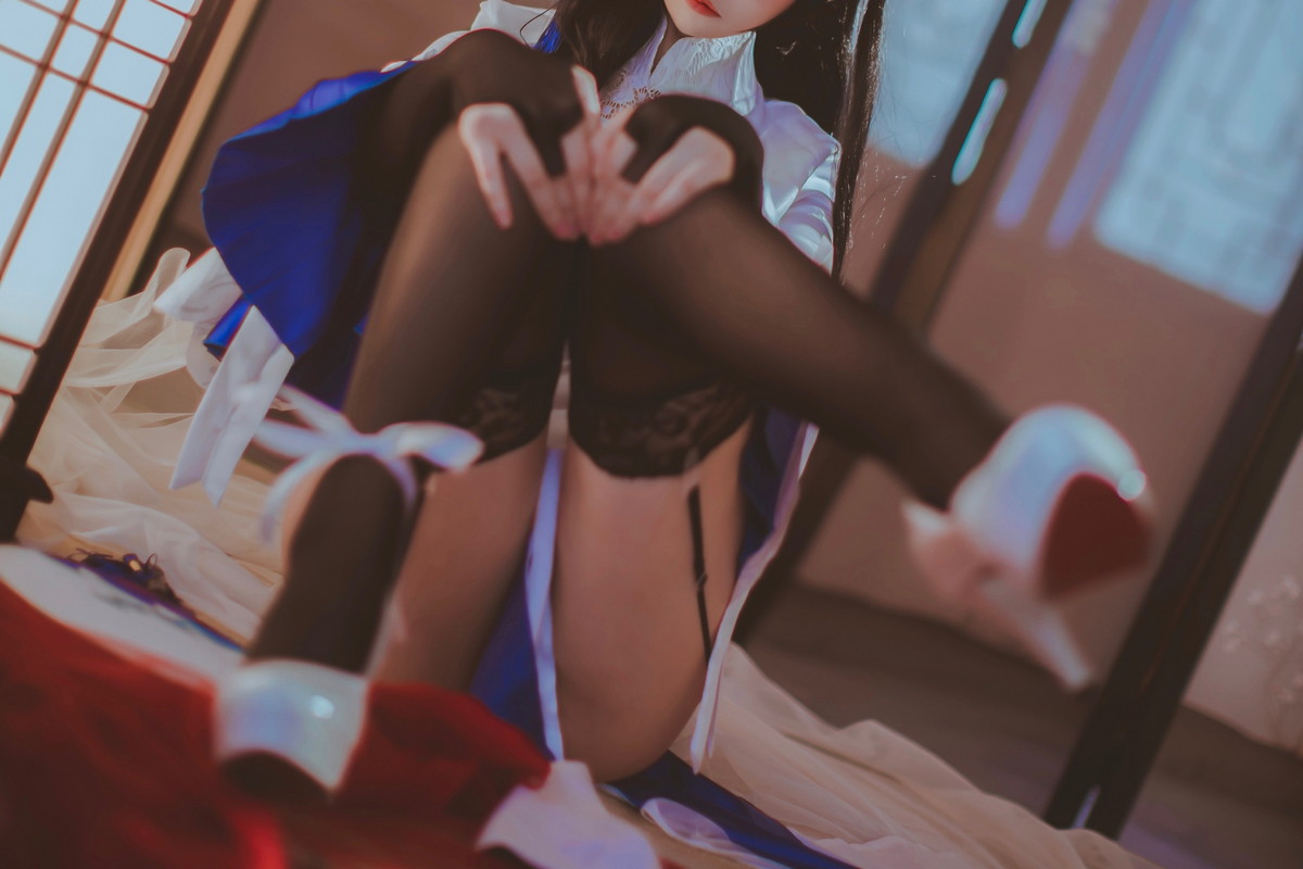 Xgyw.Net_网络美女Coser衣衣95玉玲珑主题私房性感白色旗袍服饰配黑色蕾丝吊袜诱惑写真50P