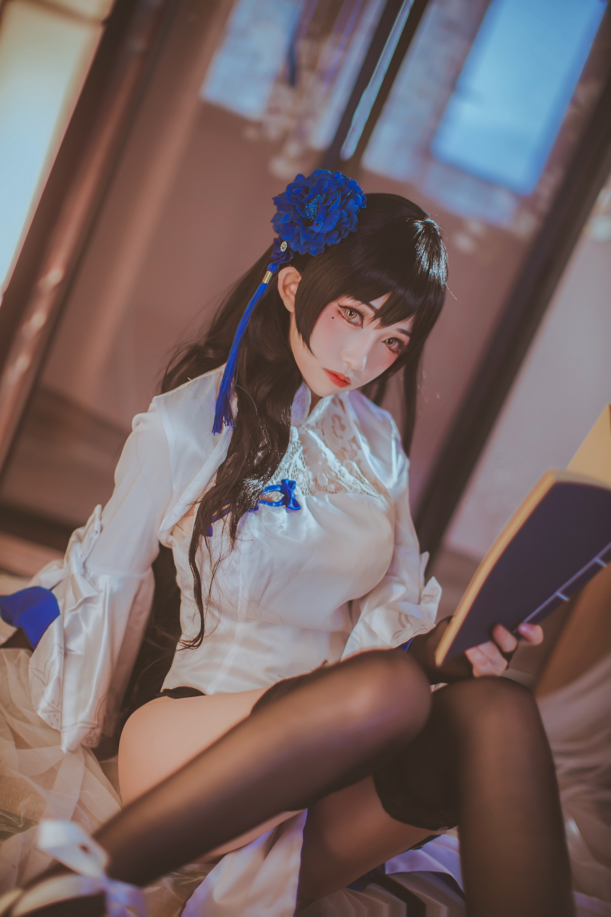 Xgyw.Net_网络美女Coser衣衣95玉玲珑主题私房性感白色旗袍服饰配黑色蕾丝吊袜诱惑写真50P