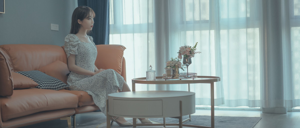 Xgyw.Net_网络美女杏仁曲奇反差表姐主题沙发上脱牛仔短裤露性感白色三点式内衣诱惑写真102P