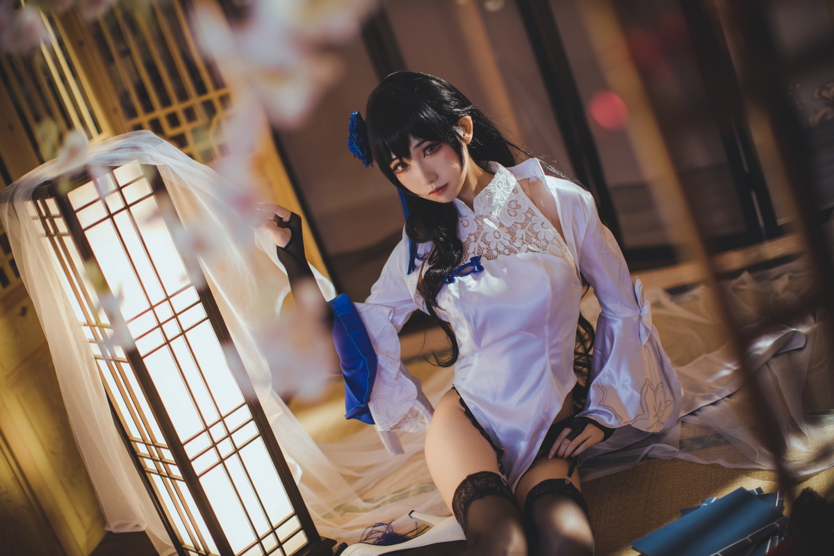 Xgyw.Net_网络美女Coser衣衣95玉玲珑主题私房性感白色旗袍服饰配黑色蕾丝吊袜诱惑写真50P