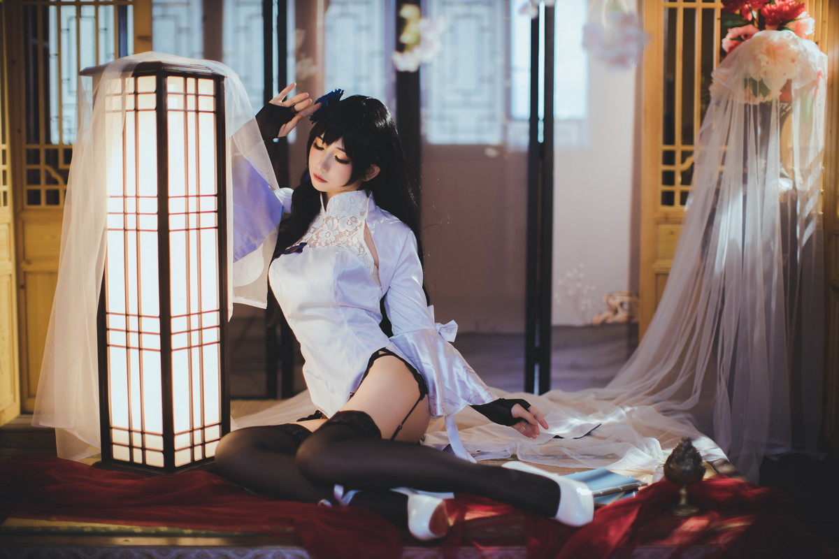 Xgyw.Net_网络美女Coser衣衣95玉玲珑主题私房性感白色旗袍服饰配黑色蕾丝吊袜诱惑写真50P