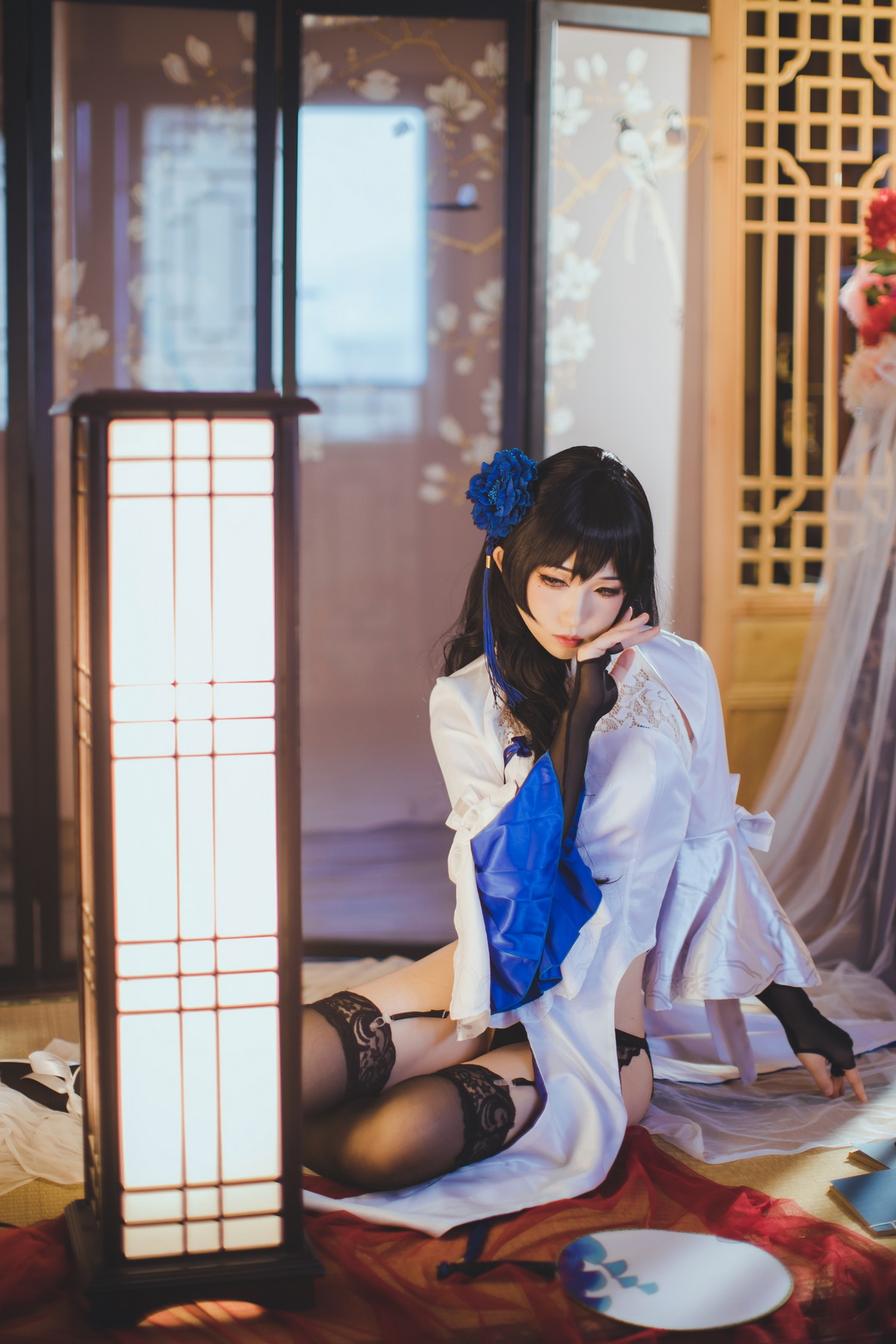 Xgyw.Net_网络美女Coser衣衣95玉玲珑主题私房性感白色旗袍服饰配黑色蕾丝吊袜诱惑写真50P