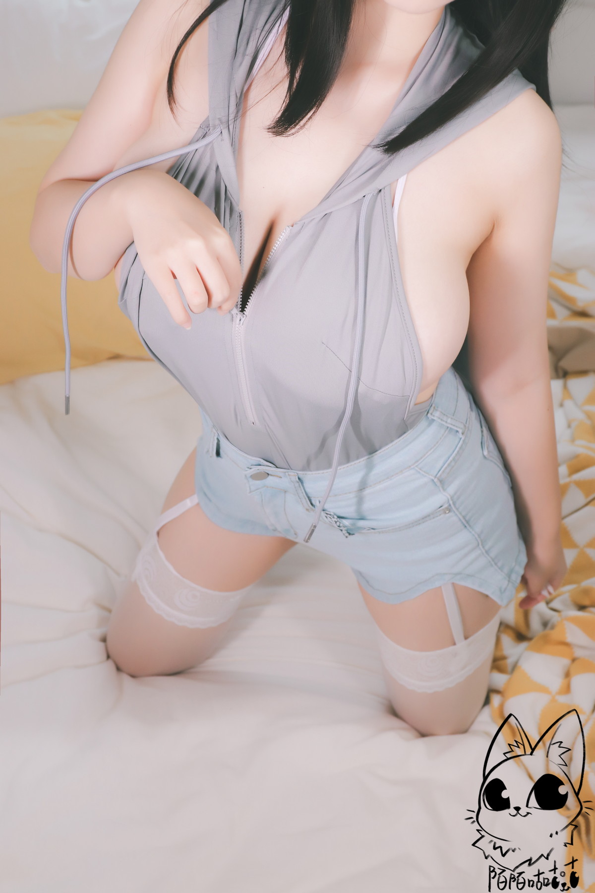 Xgyw.Net_网络美女韶陌陌兔子主题私房性感灰色真空上衣配白色蕾丝袜秀豪乳翘臀诱惑写真30P