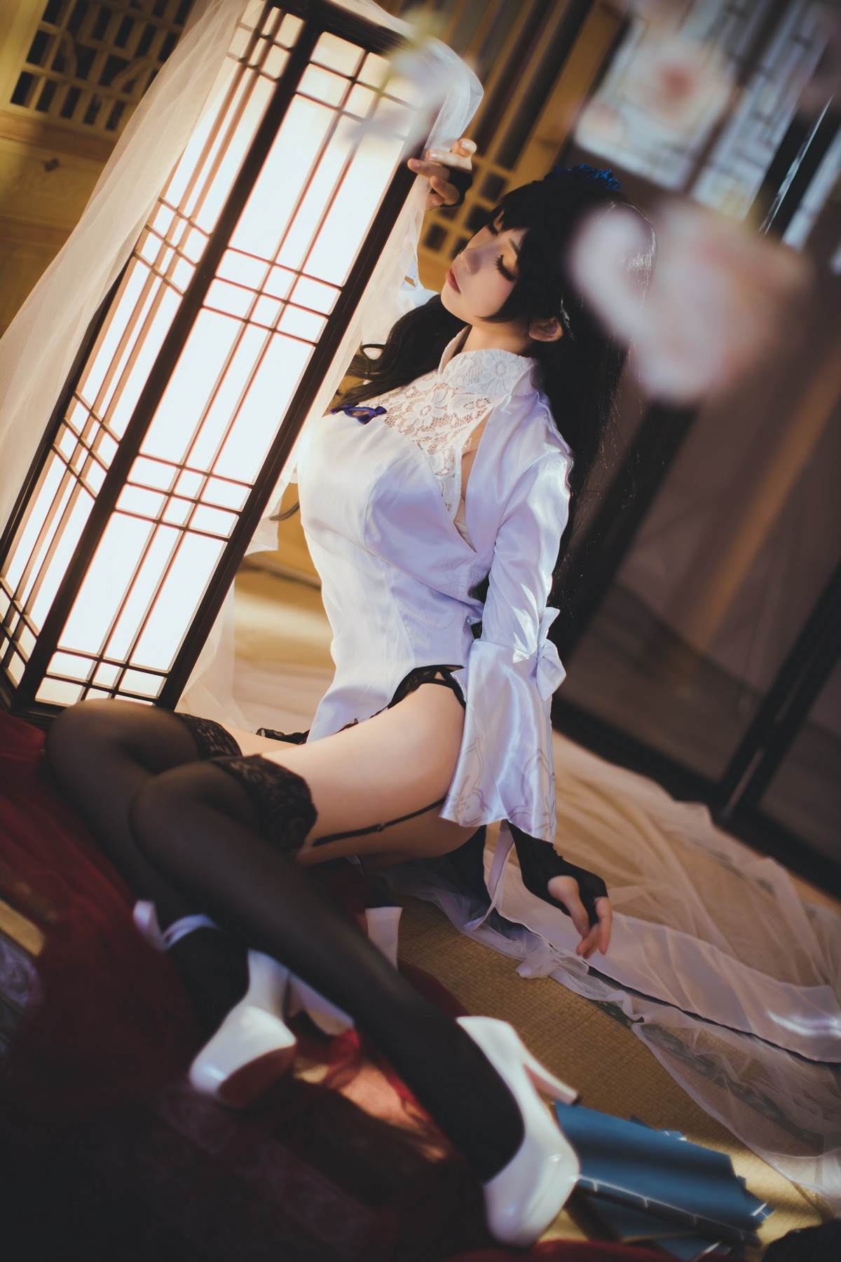 Xgyw.Net_网络美女Coser衣衣95玉玲珑主题私房性感白色旗袍服饰配黑色蕾丝吊袜诱惑写真50P