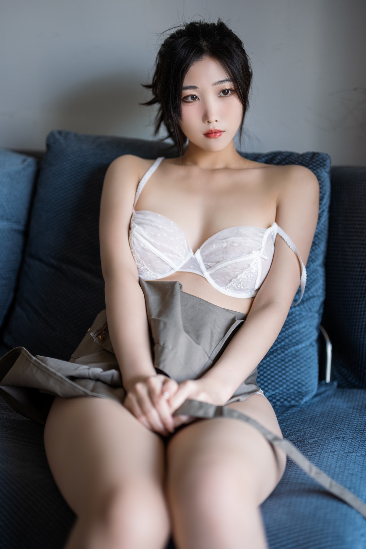 Xgyw.Net_网络美女汪知子围裙主题私房沙发半脱露性感白色蕾丝内衣秀完美身材诱惑写真40P