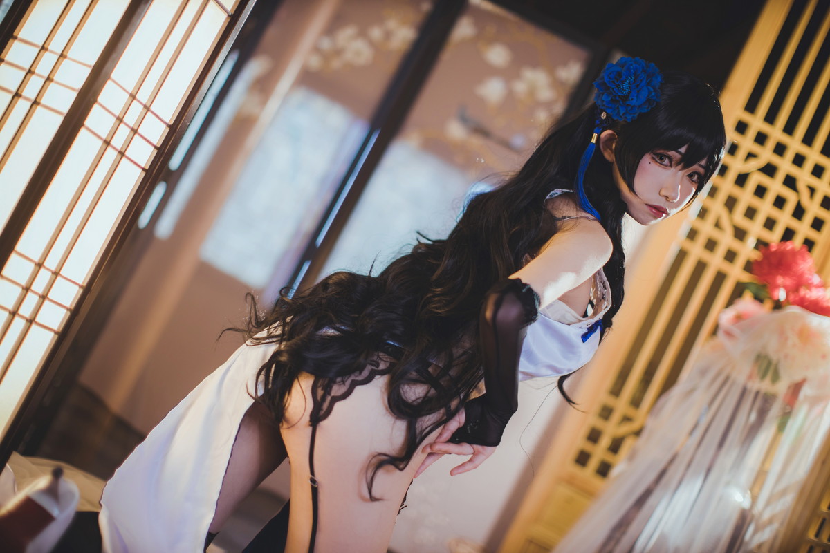 Xgyw.Net_网络美女Coser衣衣95玉玲珑主题私房性感白色旗袍服饰配黑色蕾丝吊袜诱惑写真50P