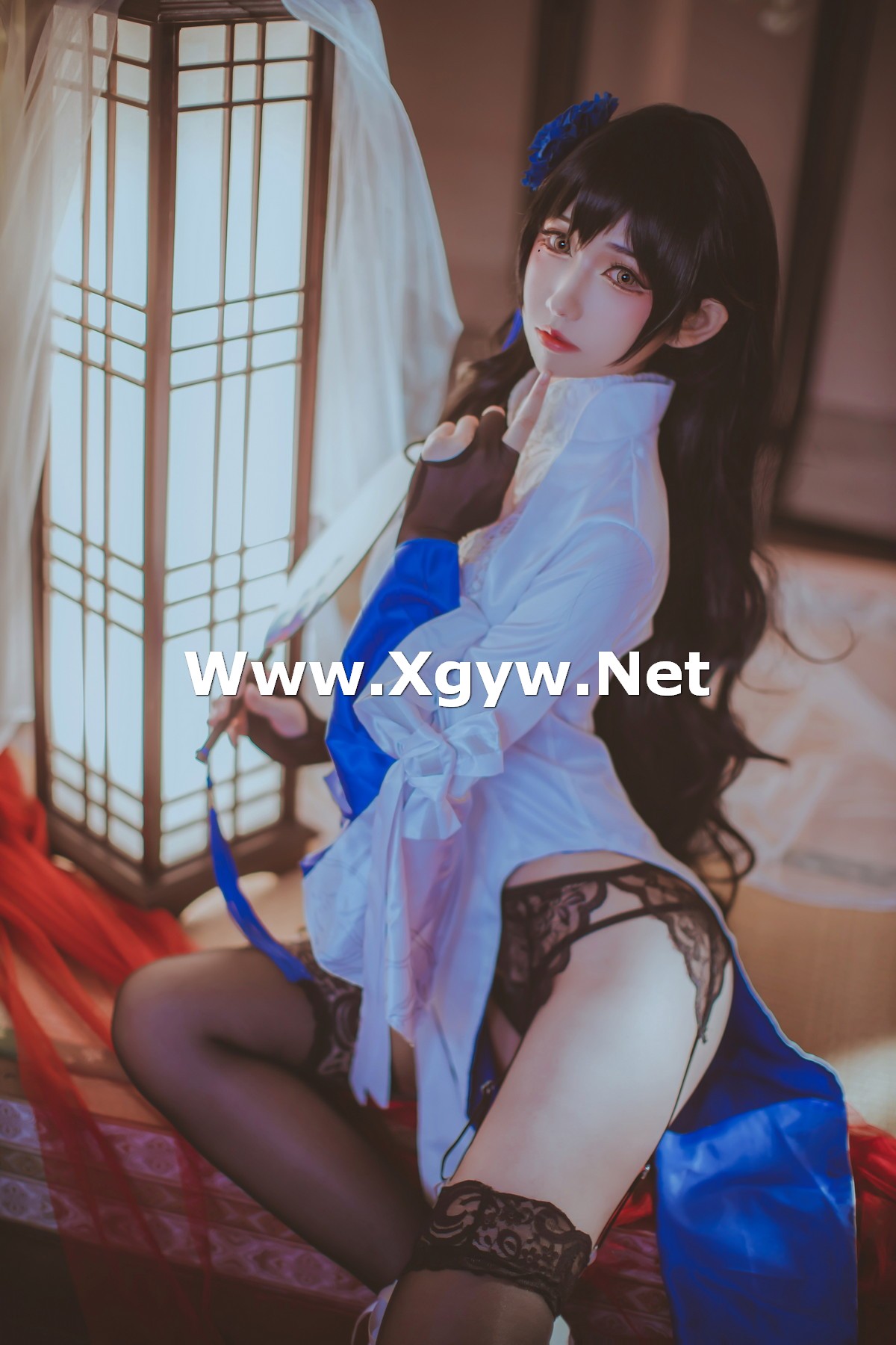 Xgyw.Net_网络美女Coser衣衣95玉玲珑主题私房性感白色旗袍服饰配黑色蕾丝吊袜诱惑写真50P