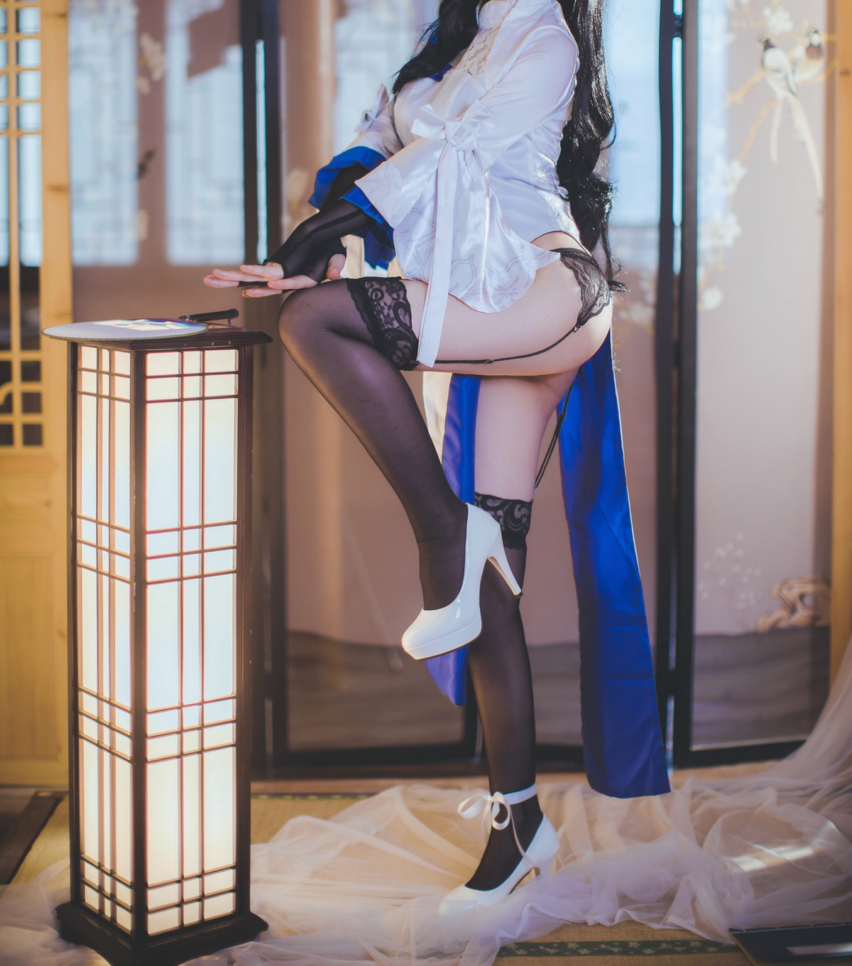 Xgyw.Net_网络美女Coser衣衣95玉玲珑主题私房性感白色旗袍服饰配黑色蕾丝吊袜诱惑写真50P