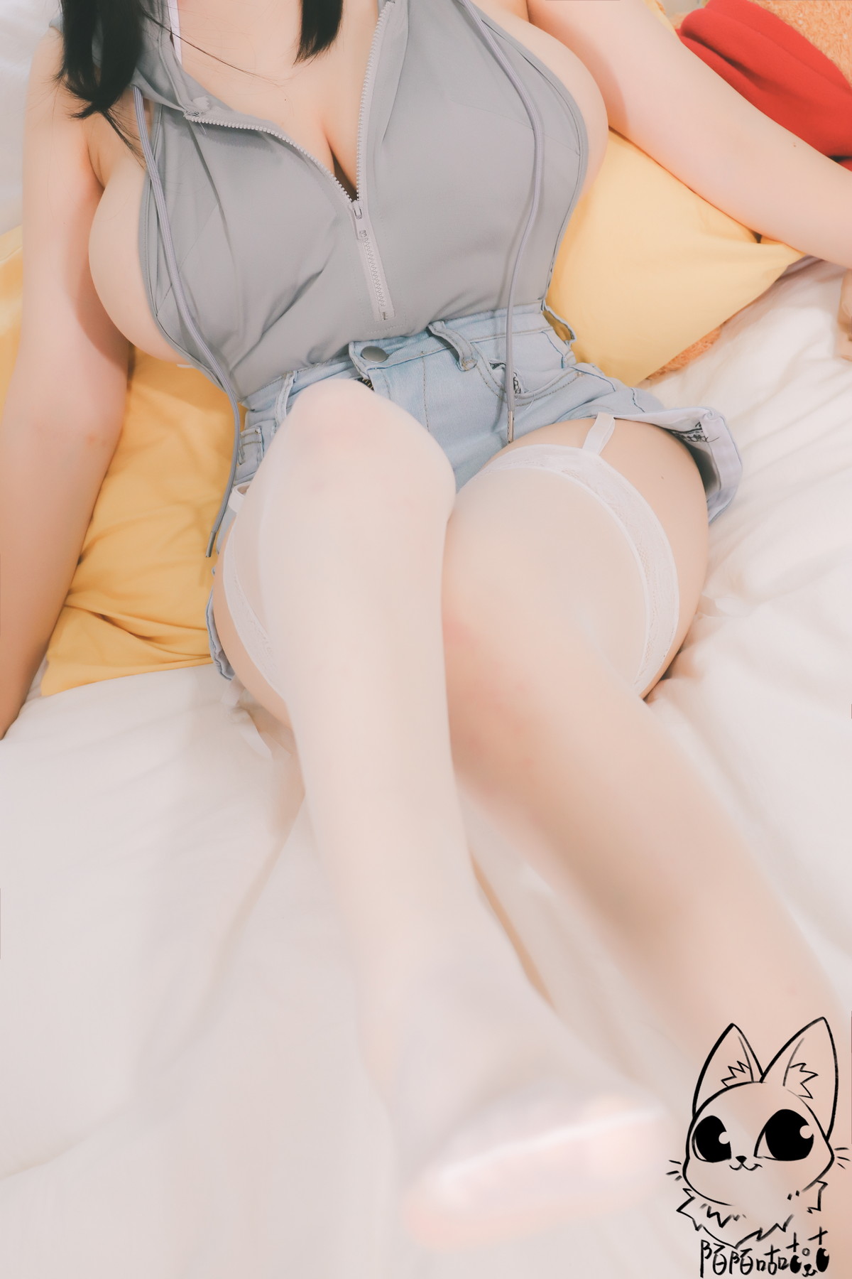 Xgyw.Net_网络美女韶陌陌兔子主题私房性感灰色真空上衣配白色蕾丝袜秀豪乳翘臀诱惑写真30P